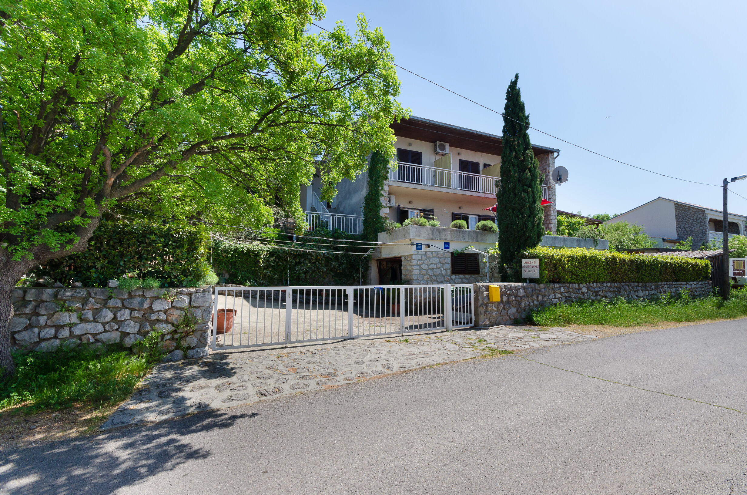 Apartments and Room Luka 86431-A1