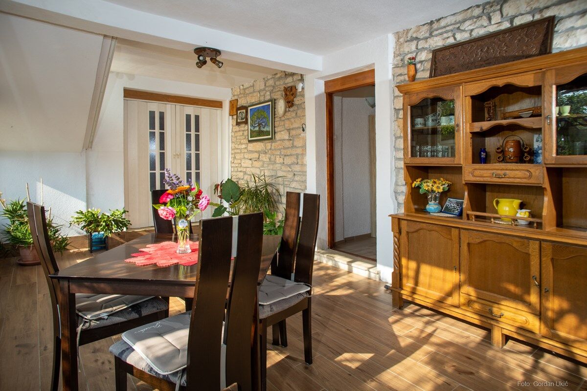 House Barat 73588-A3