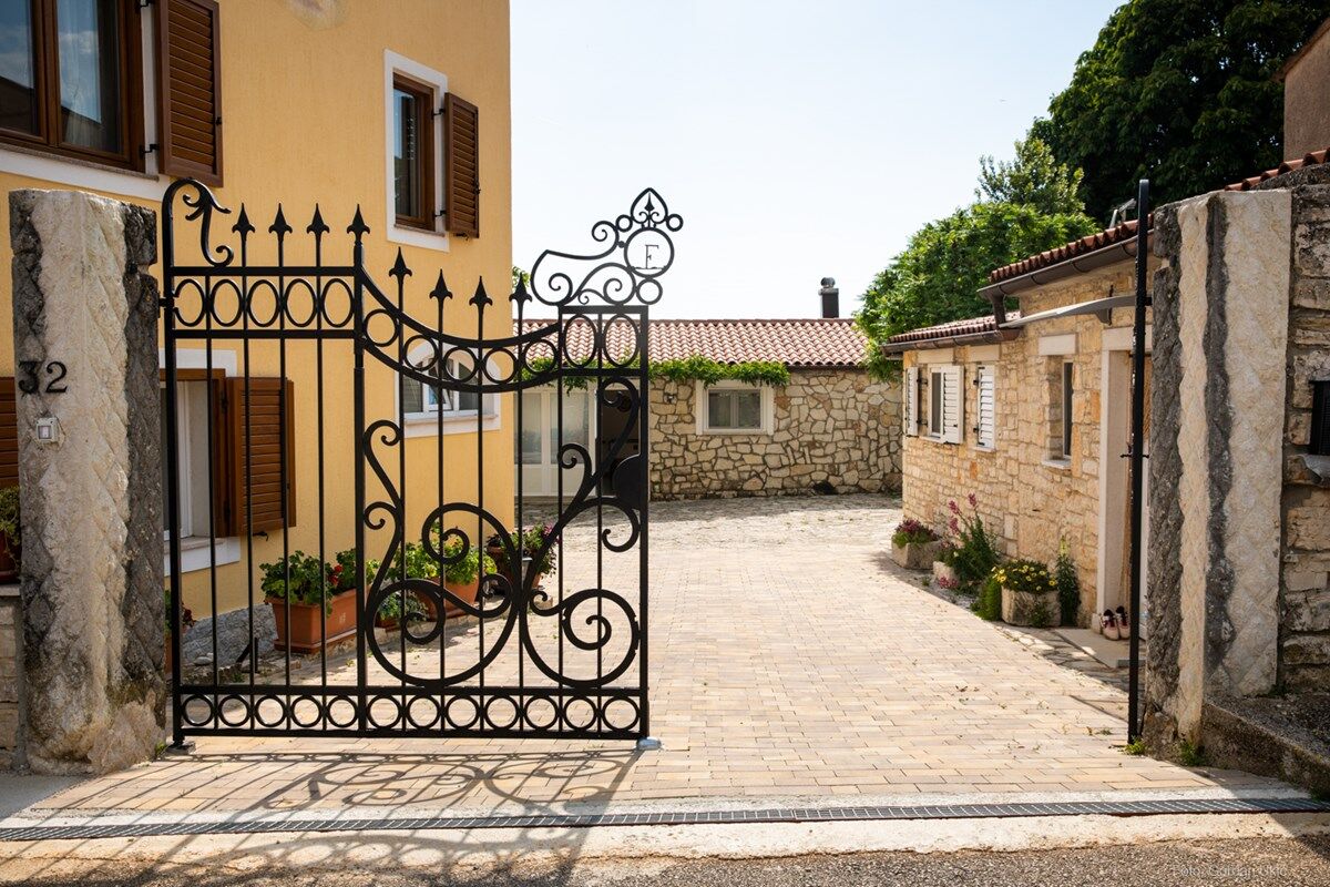 House Barat 73588-A2