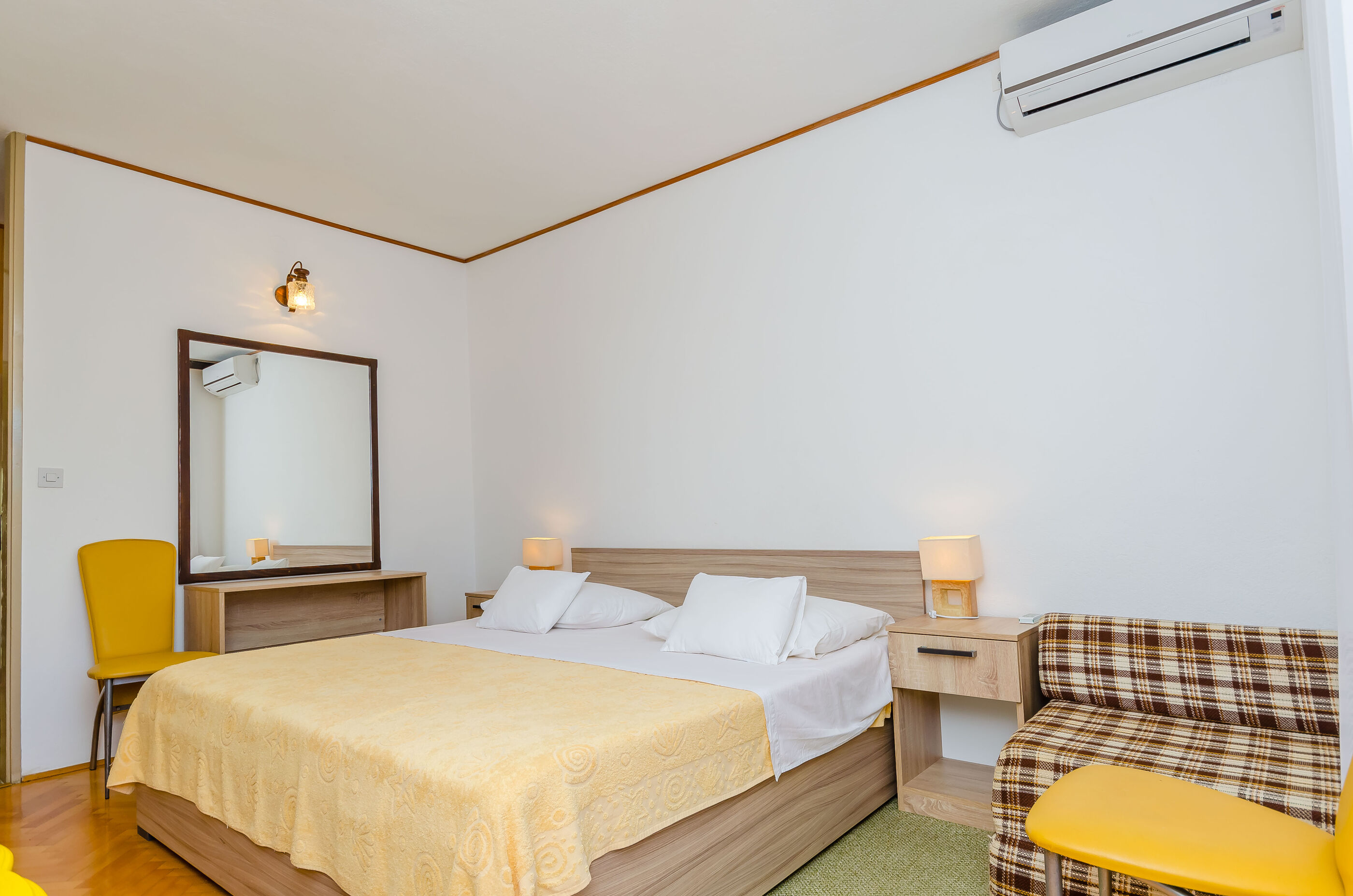 Apartments and Rooms Darinka 19271-S4
