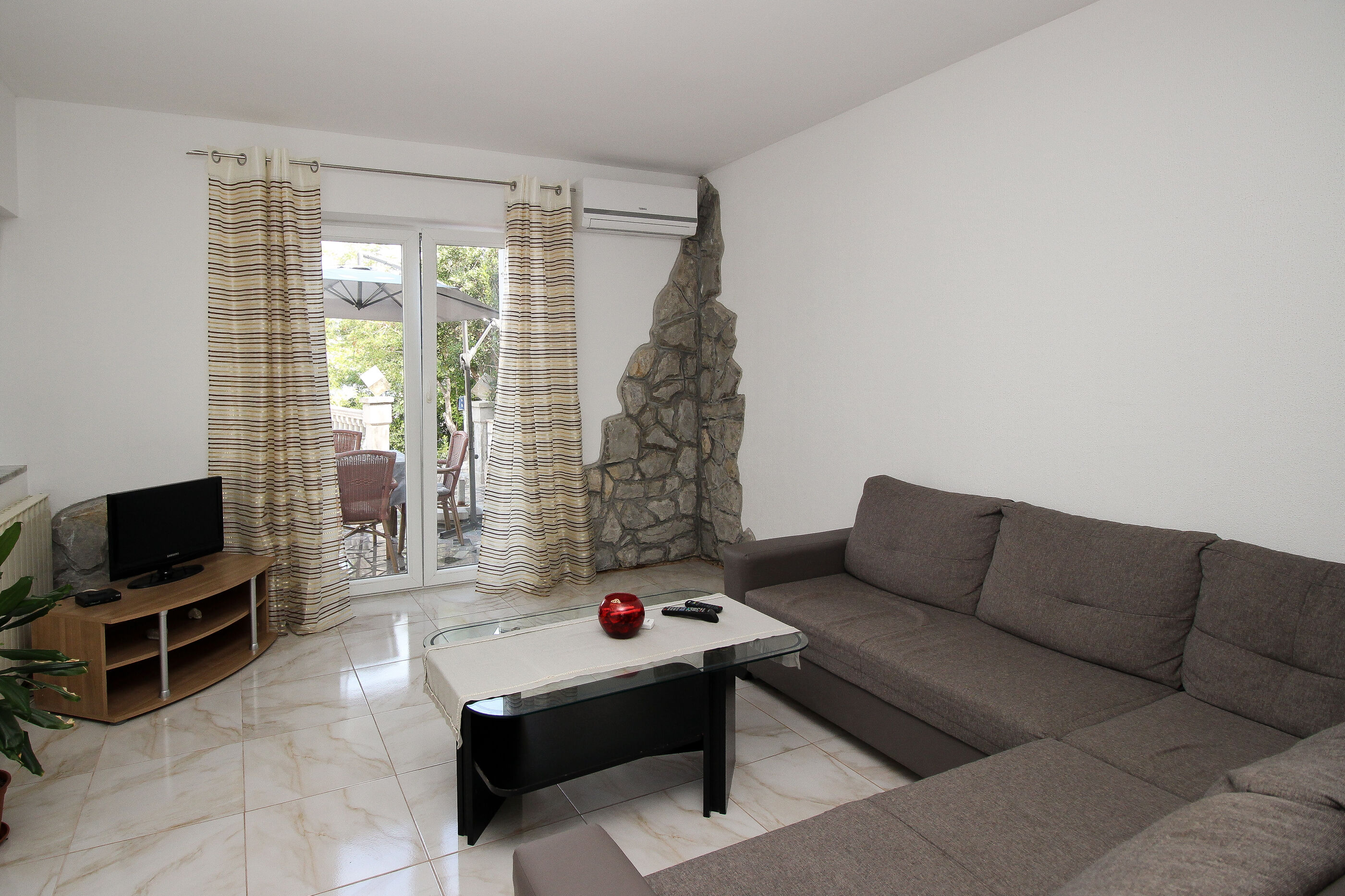 Apartments Dražen 69611-A2