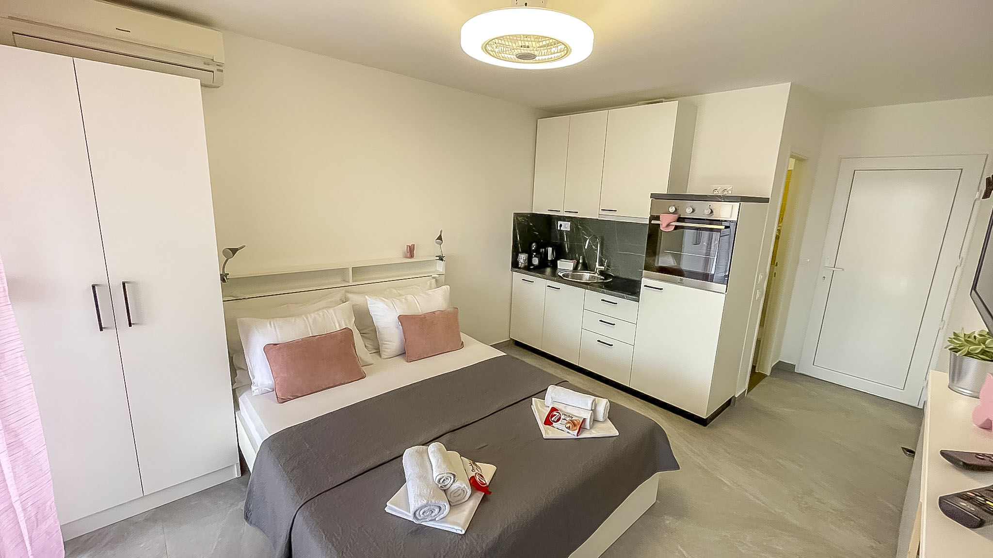 Apartments Rouge 82871-A1
