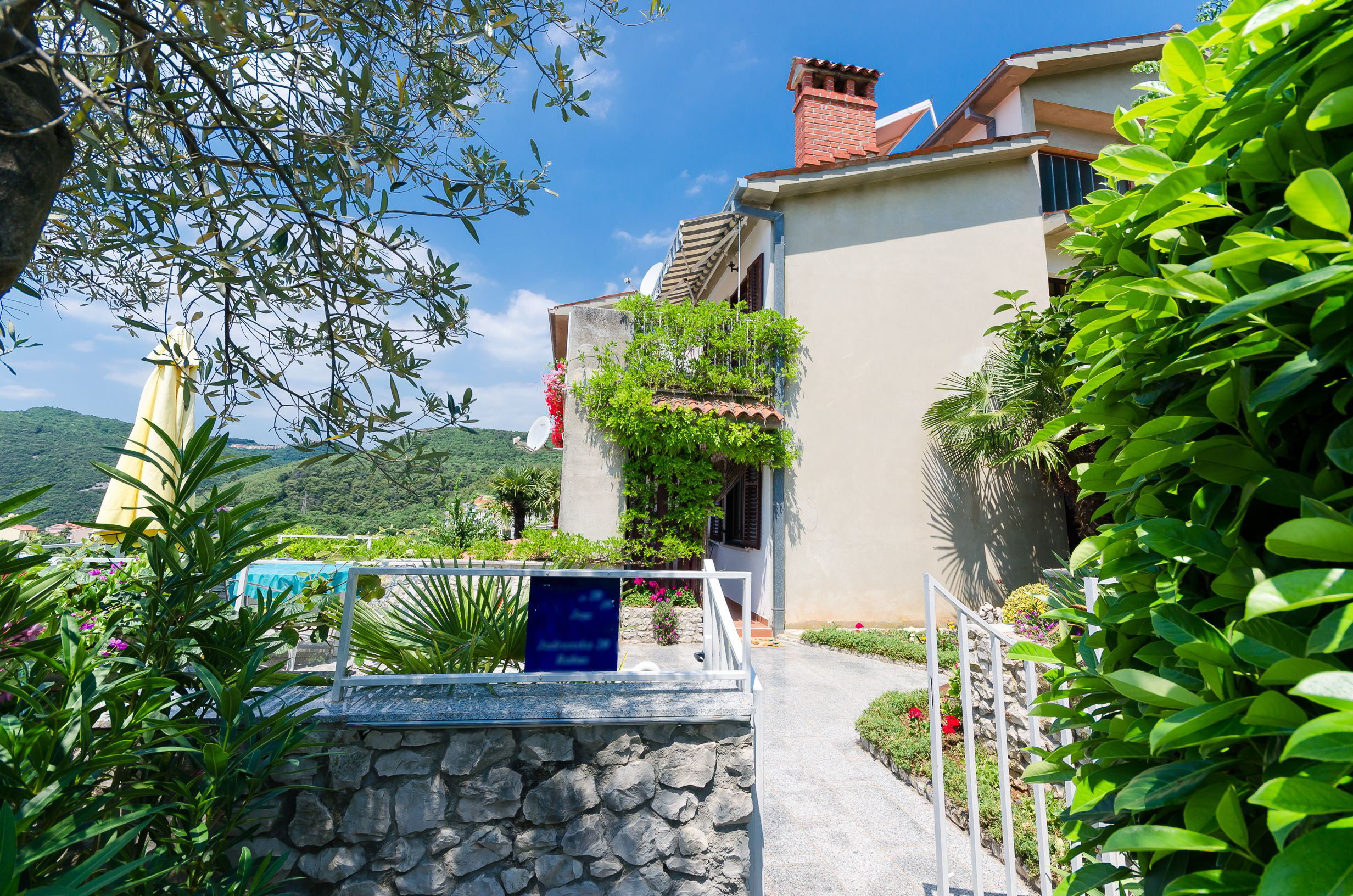 Apartments Mandica 74861-A1