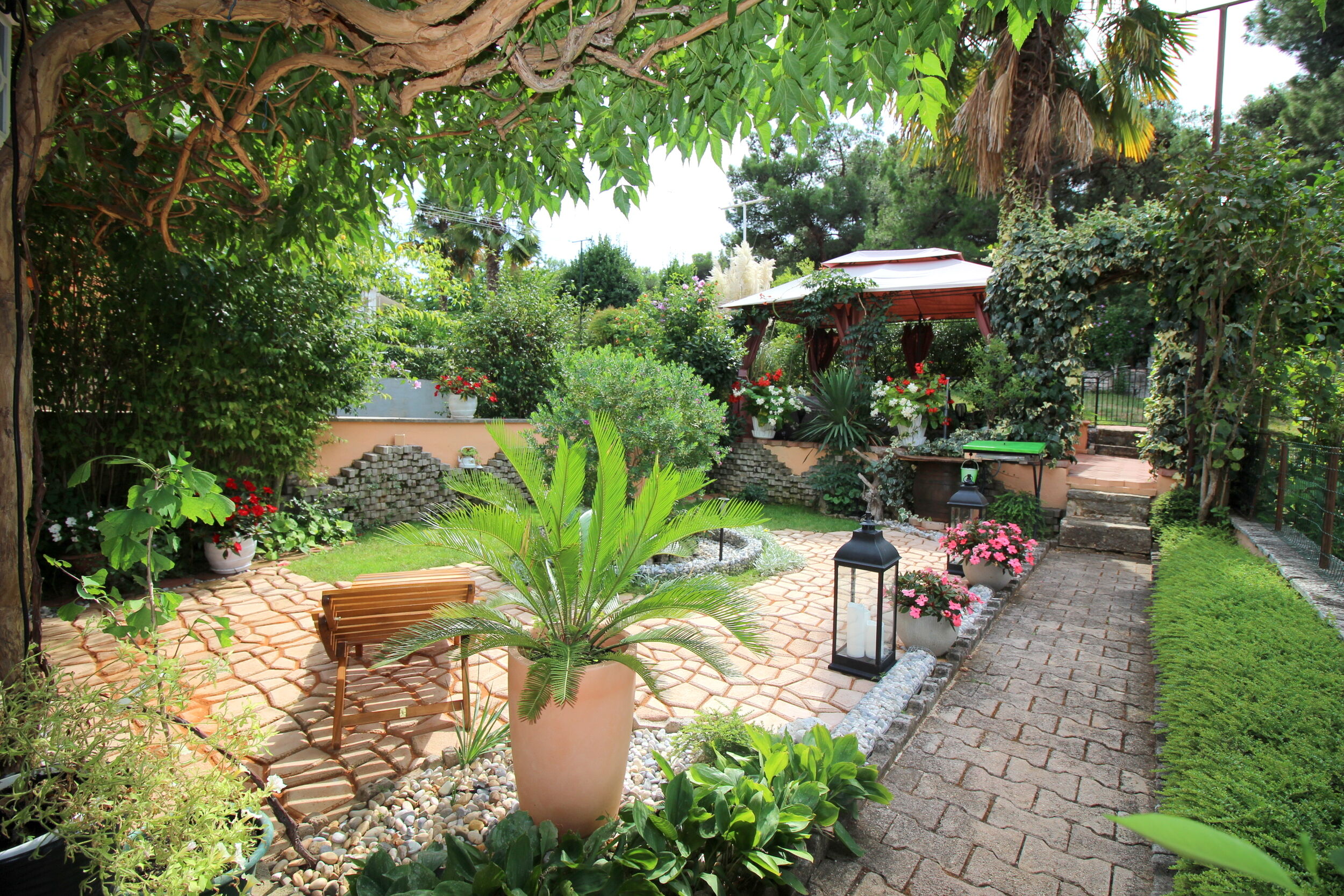 Photo of House Bella s lijepim vrtom i whirlpool-om