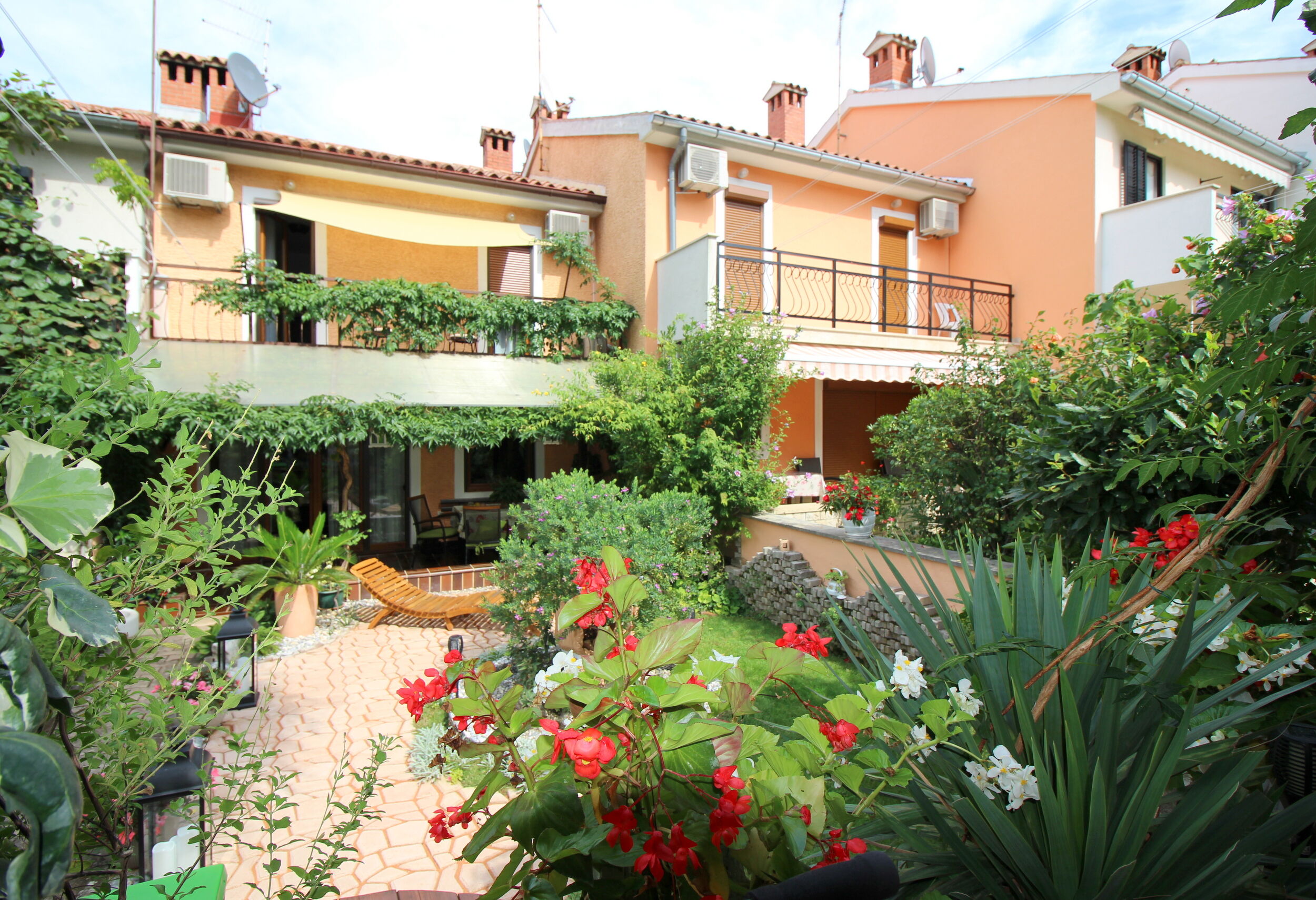 House Bella s lijepim vrtom i whirlpool-om 97489-K1