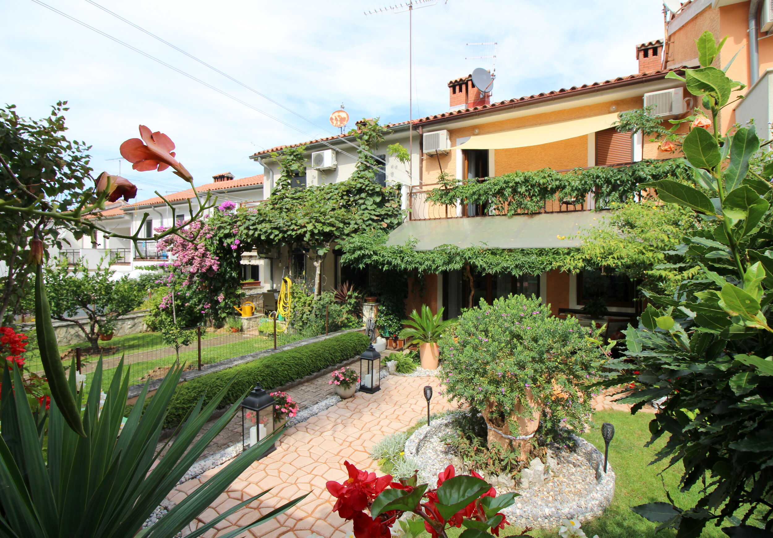 House Bella s lijepim vrtom i whirlpool-om 97489-K1