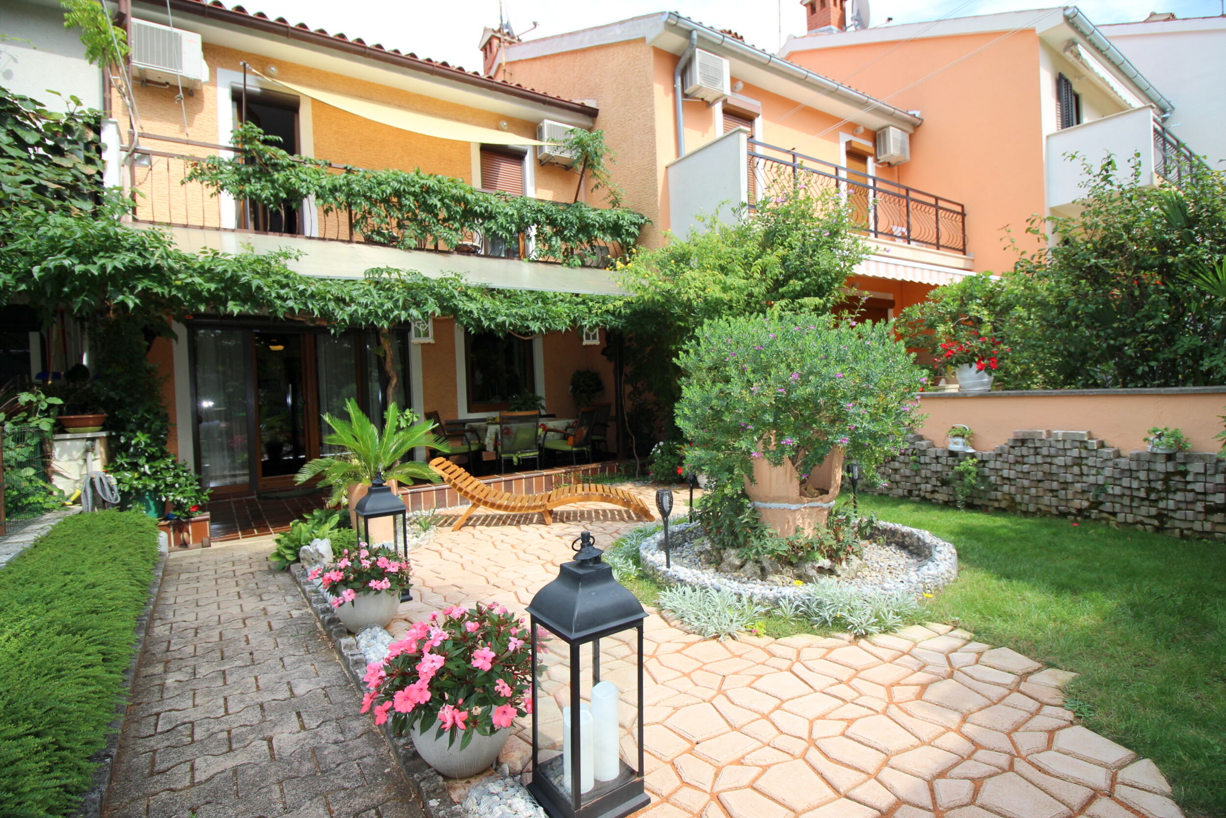 House Bella s lijepim vrtom i whirlpool-om 97489-K1