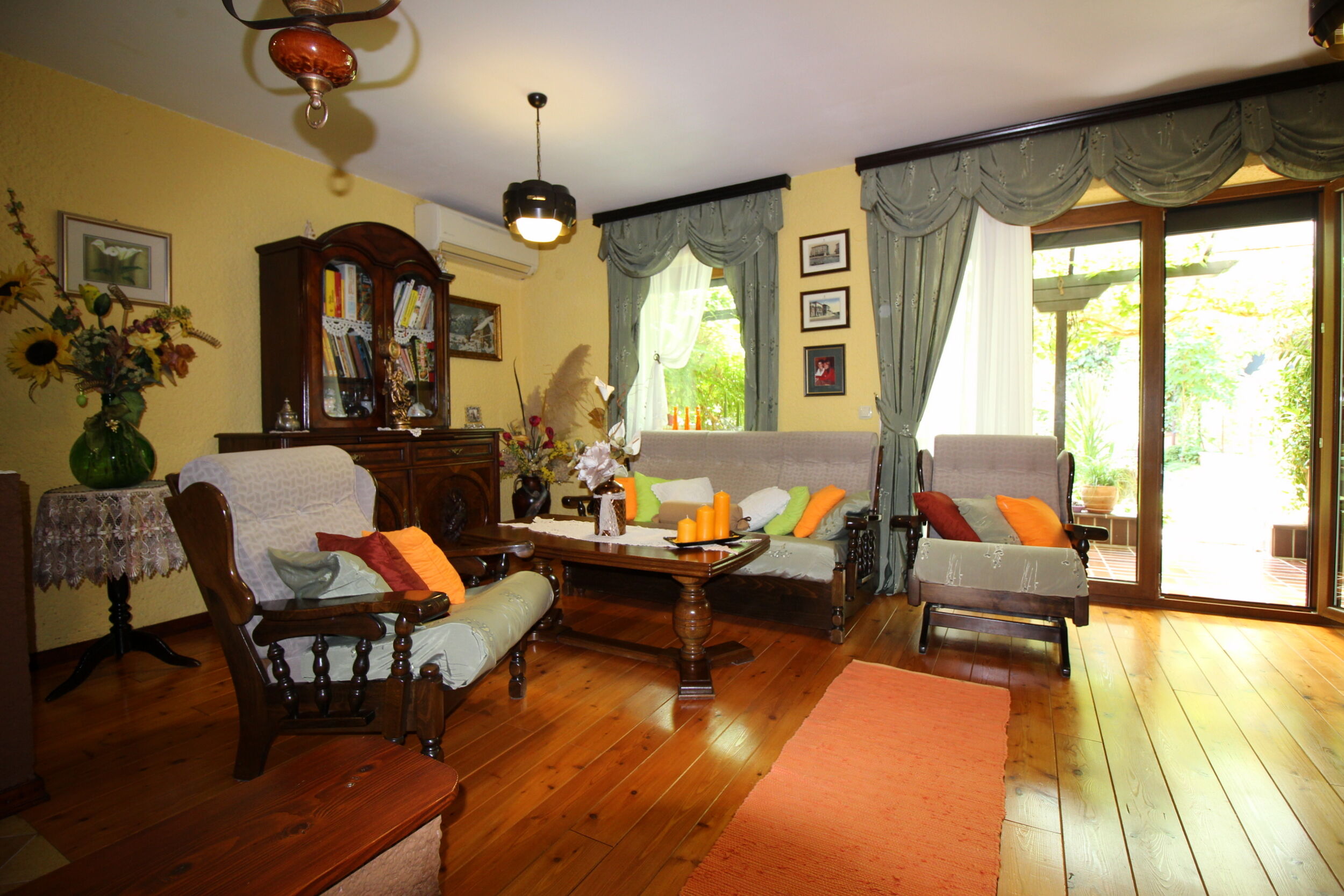 House Bella s lijepim vrtom i whirlpool-om 97489-K1