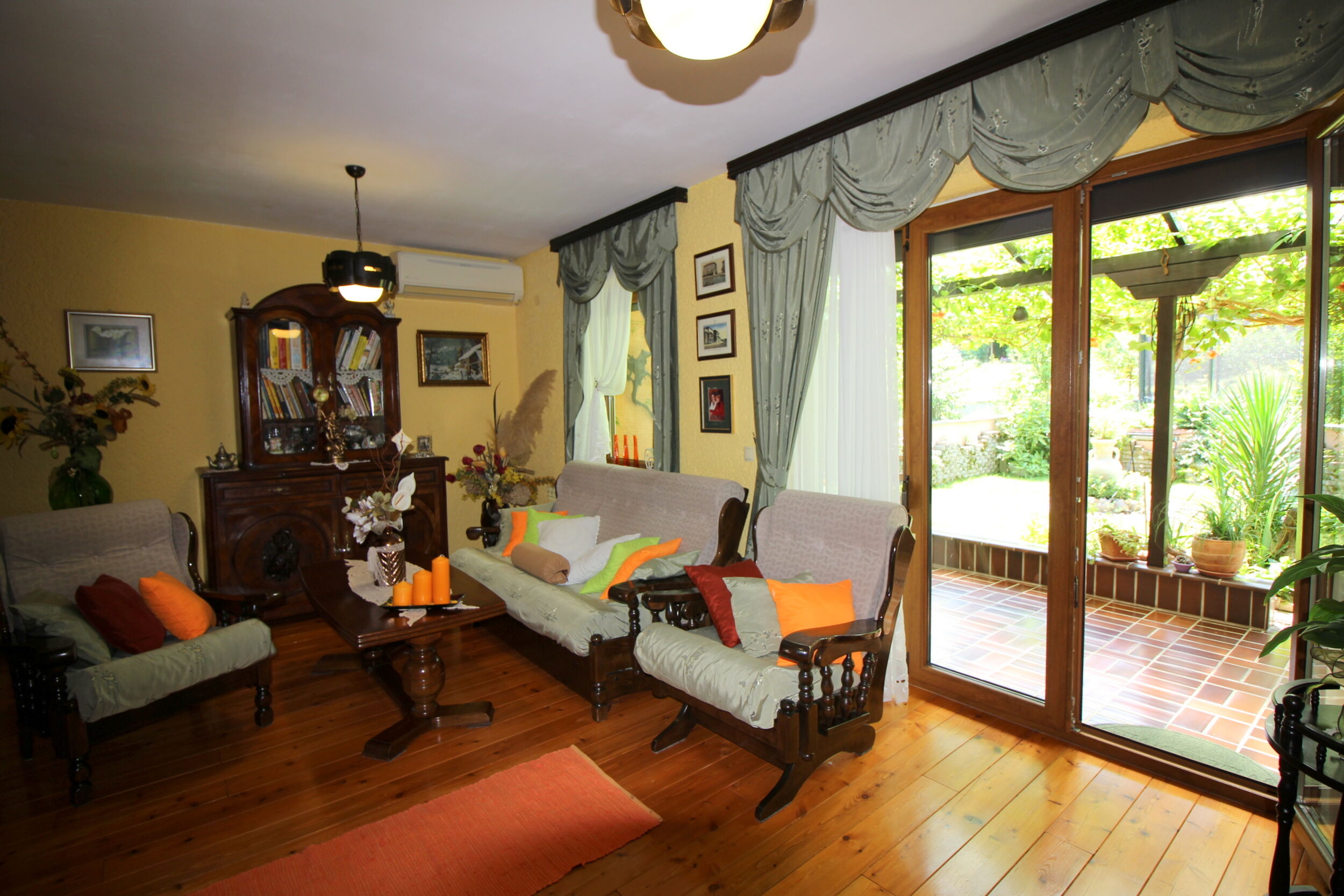 House Bella s lijepim vrtom i whirlpool-om 97489-K1