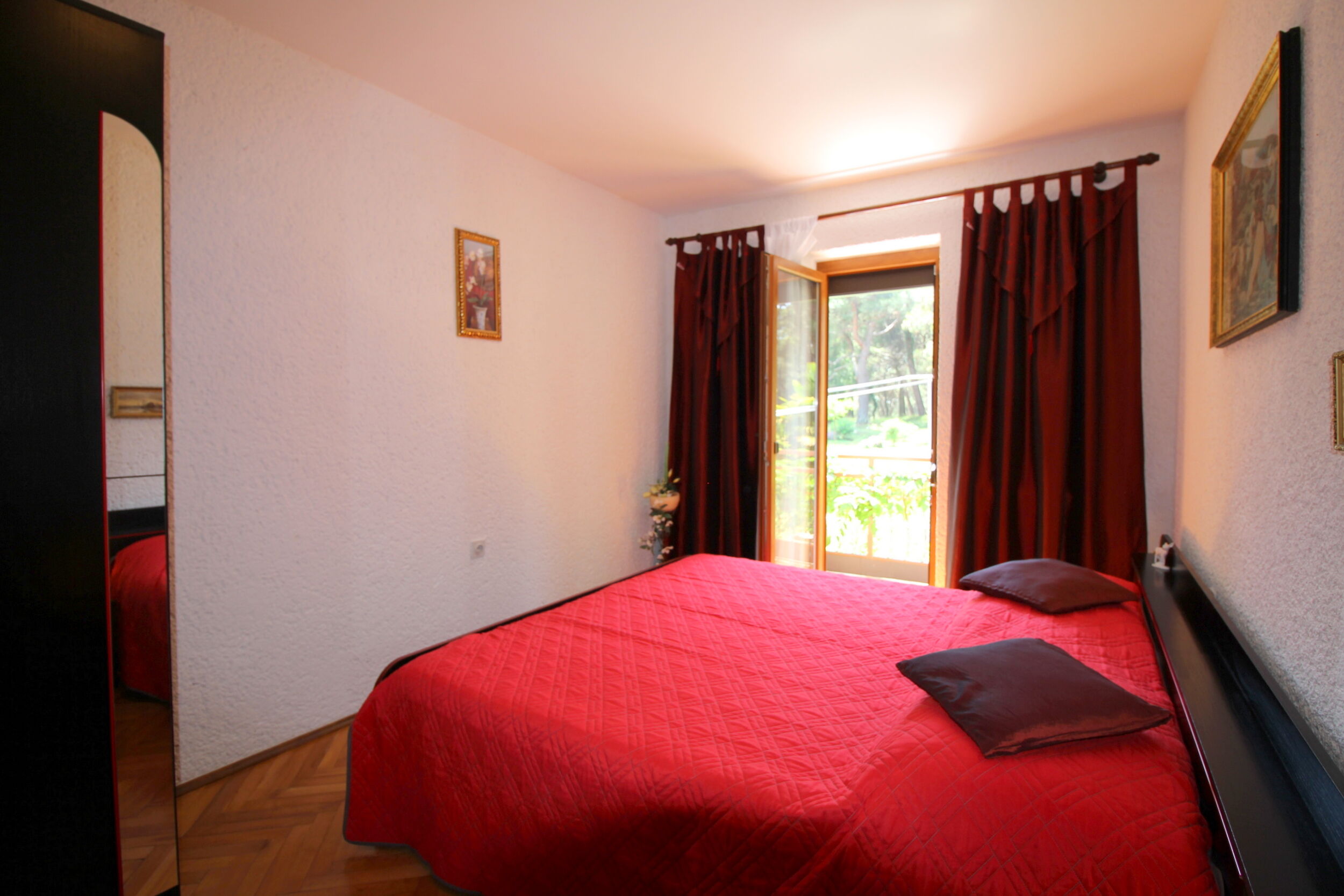 House Bella s lijepim vrtom i whirlpool-om 97489-K1