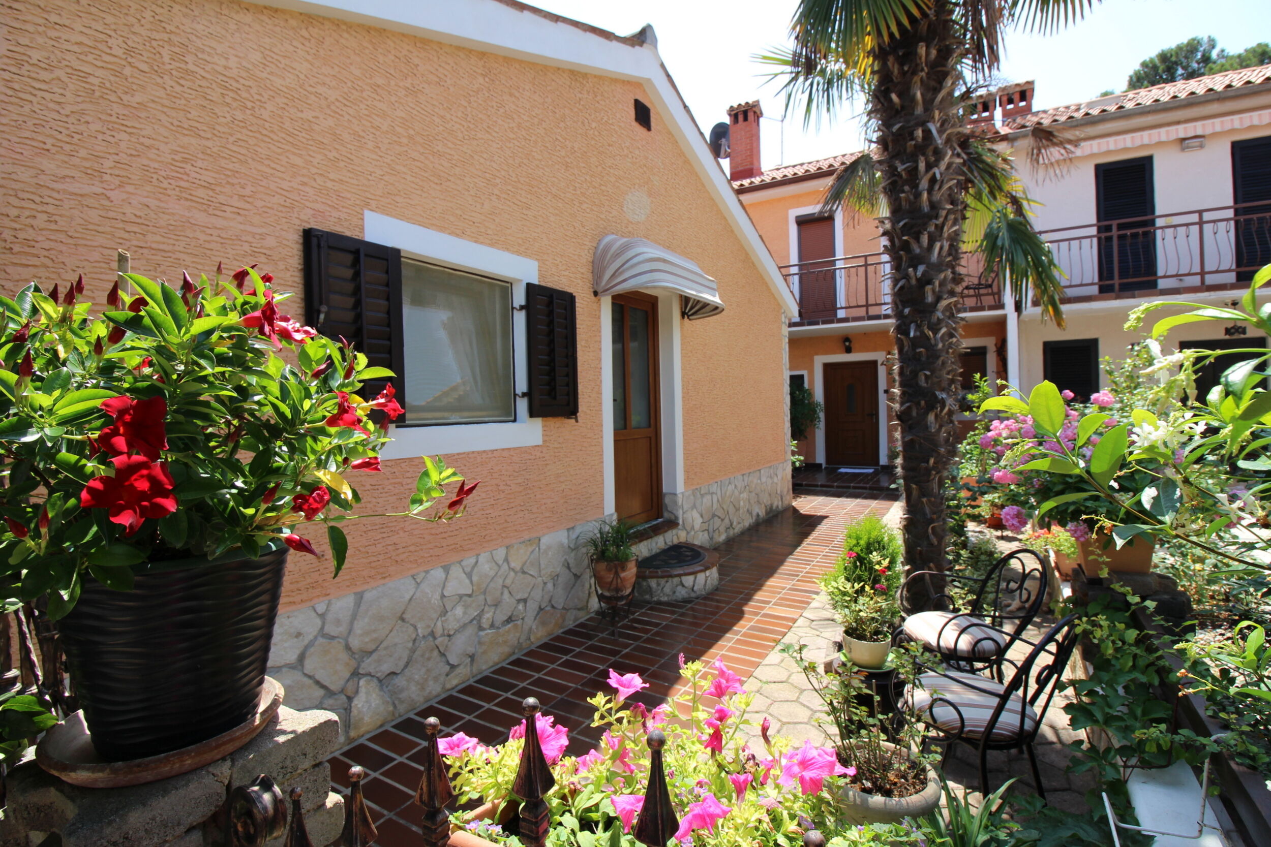 House Bella s lijepim vrtom i whirlpool-om 97489-K1