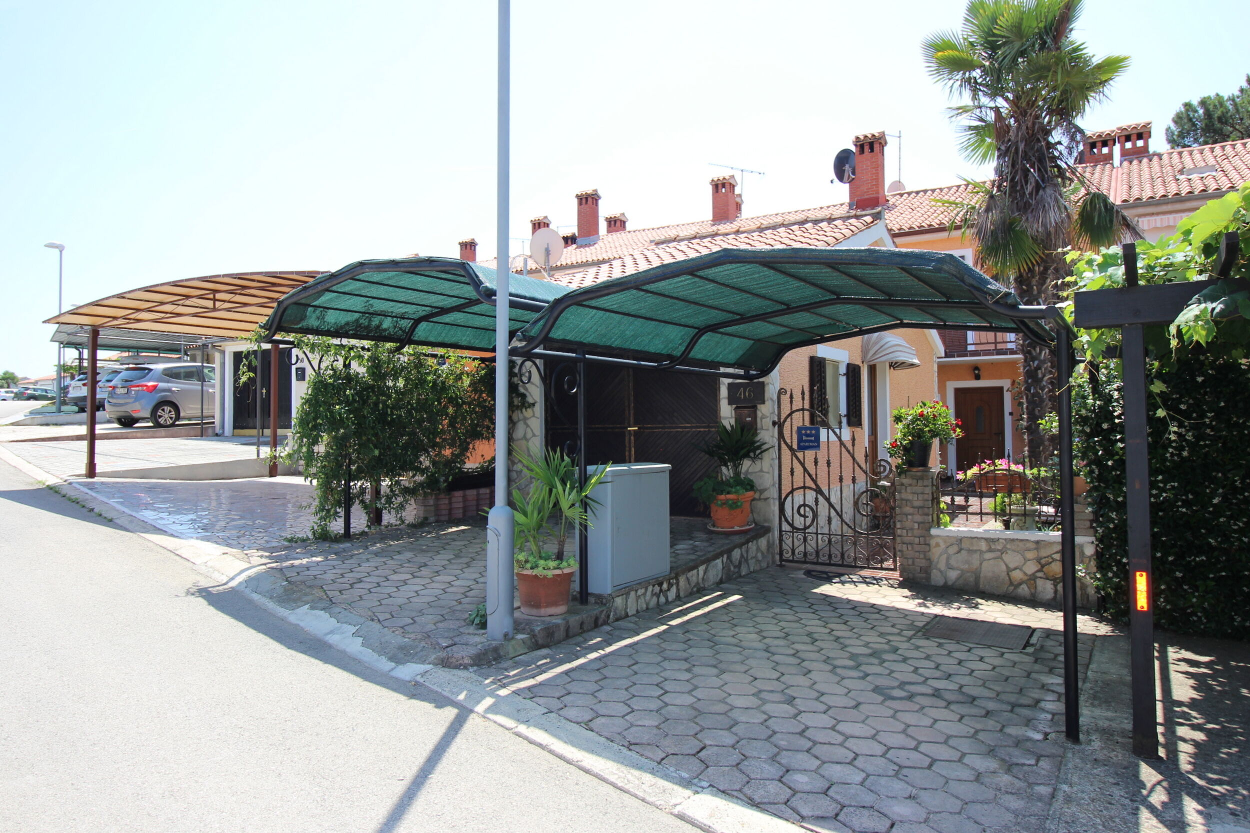 House Bella s lijepim vrtom i whirlpool-om 97489-K1
