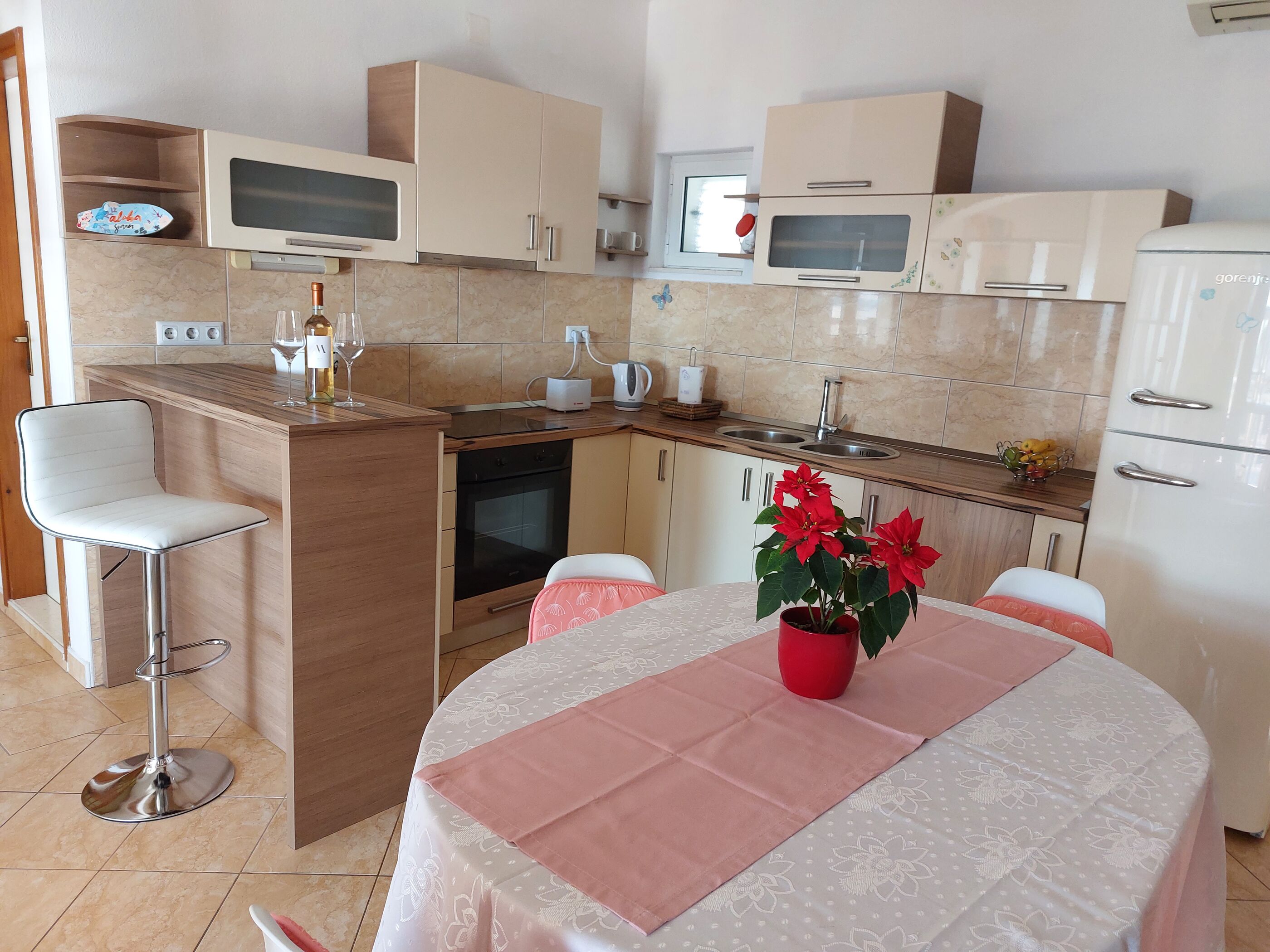 Apartments Zvonimir 40781-A1