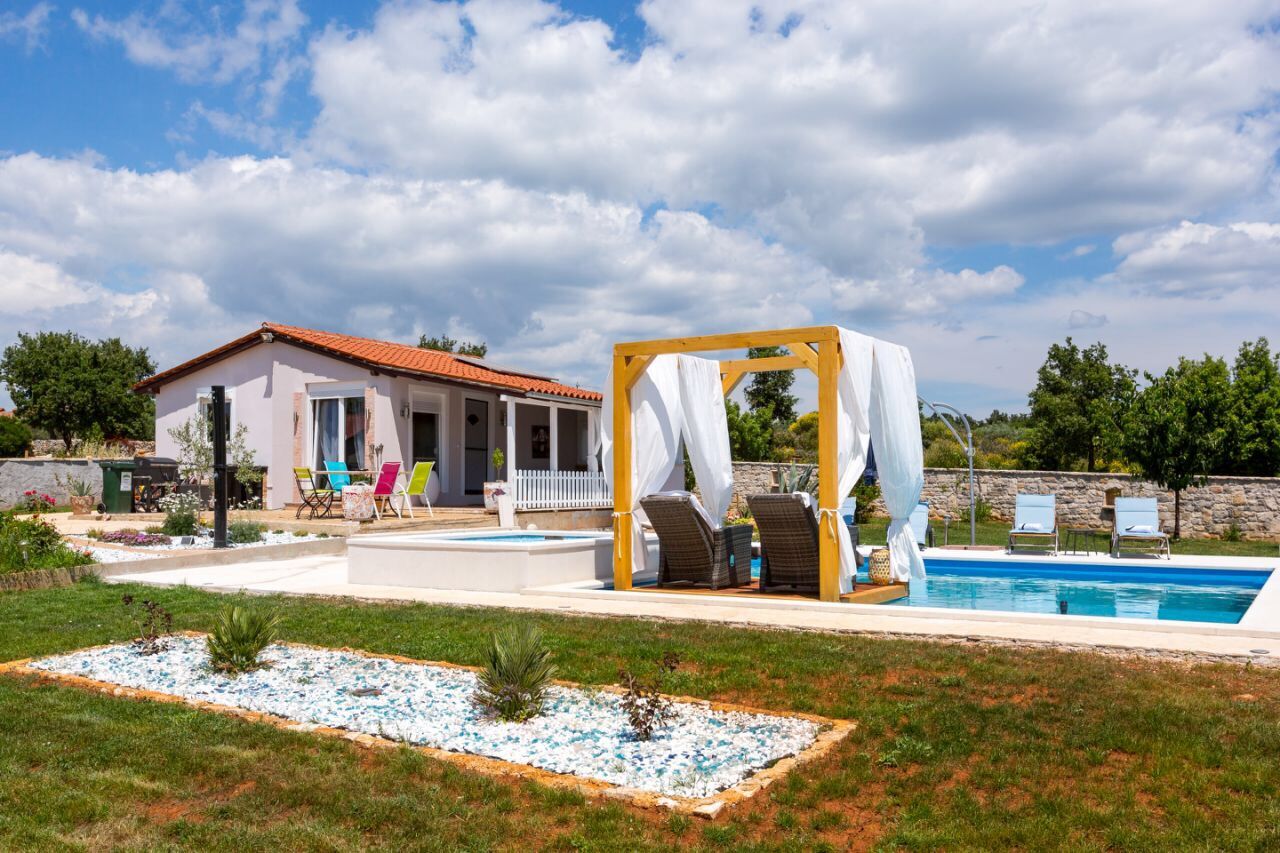 House Holiday House Biloš 43915-K1