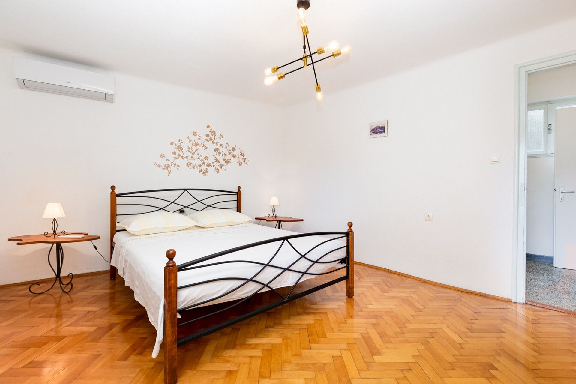 House Doris 63824-A1