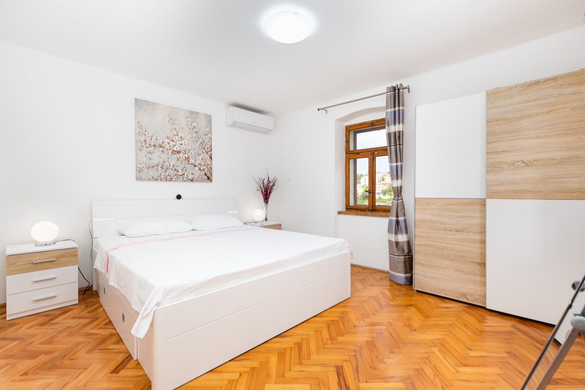 House Doris 63824-A1