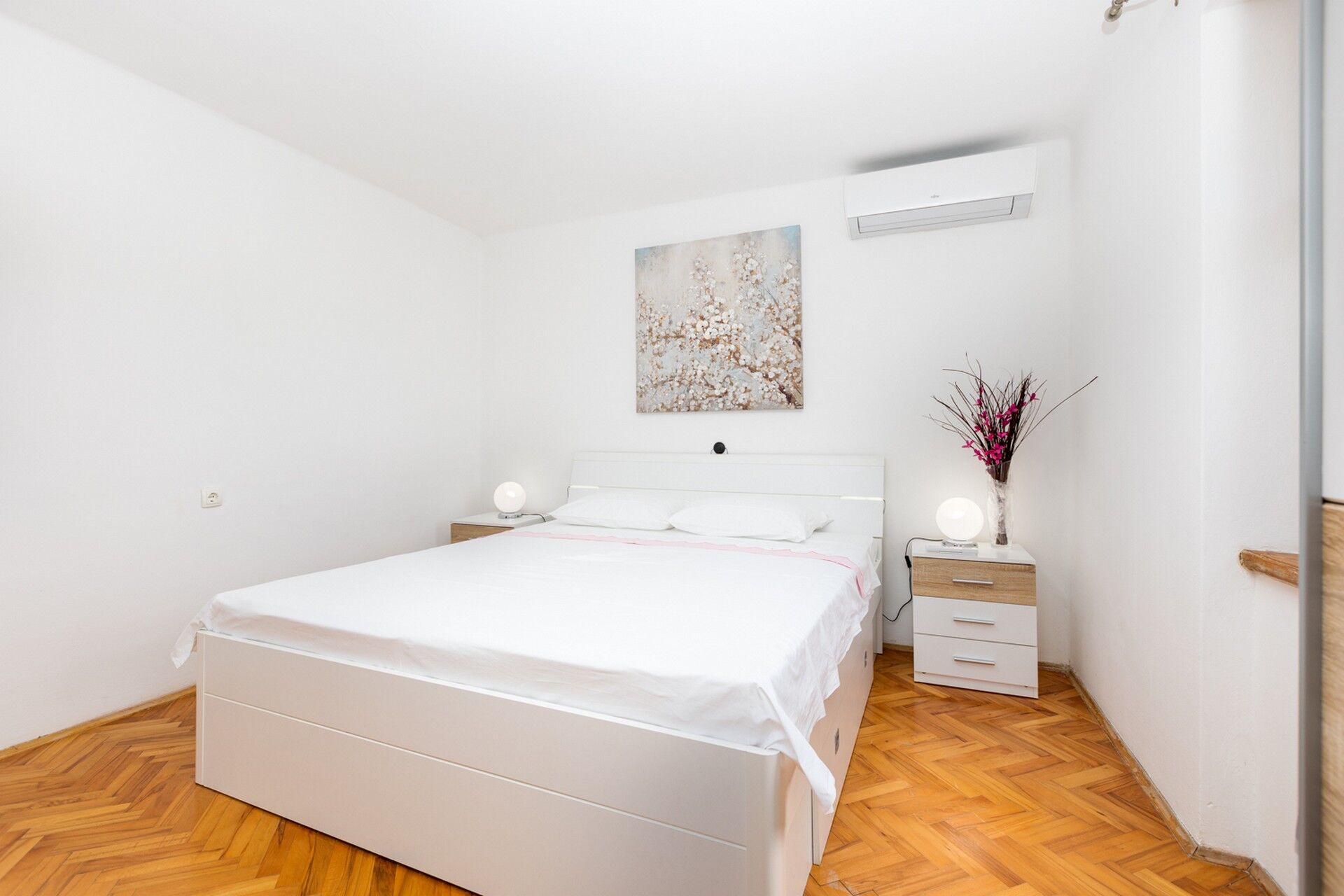 House Doris 63824-A1