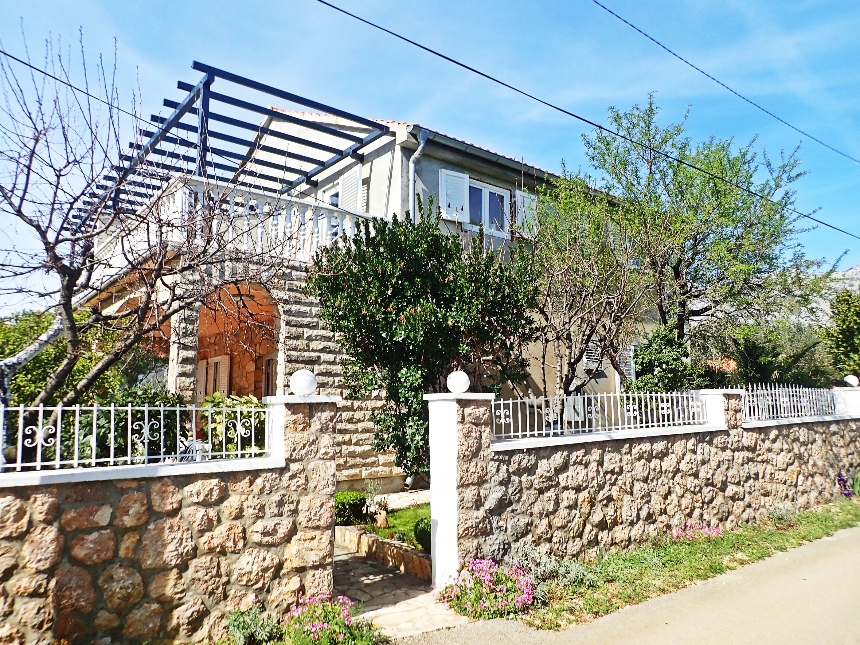 Apartments Rita-na mirnoj lokaciji Accommodation in Seline