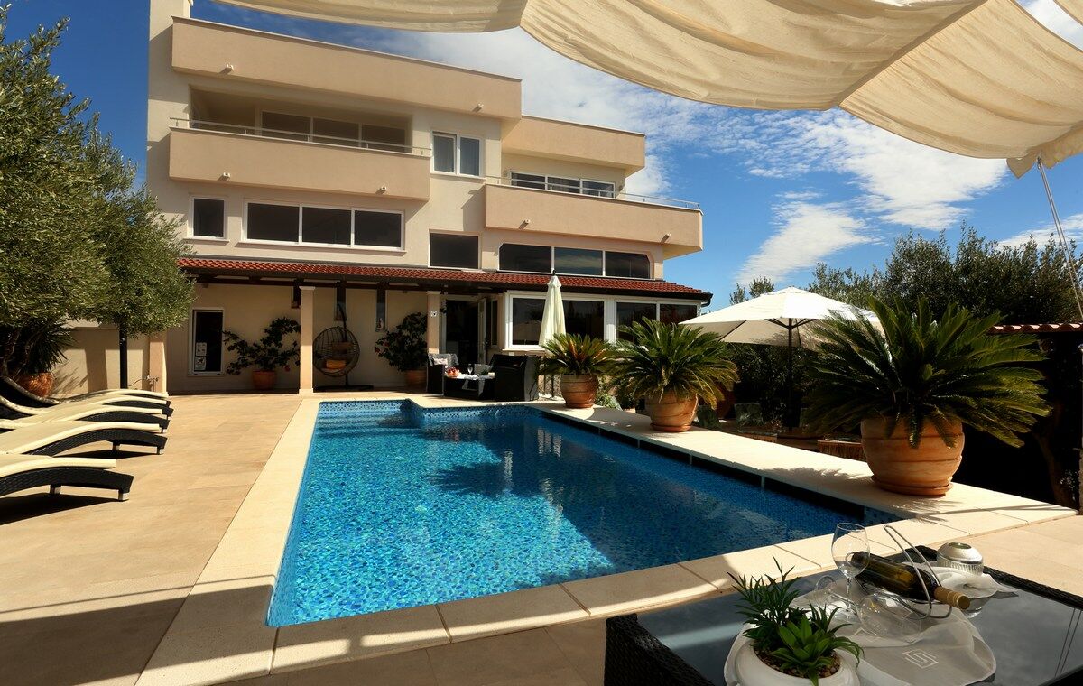 Apartments Hermes 100061-A1