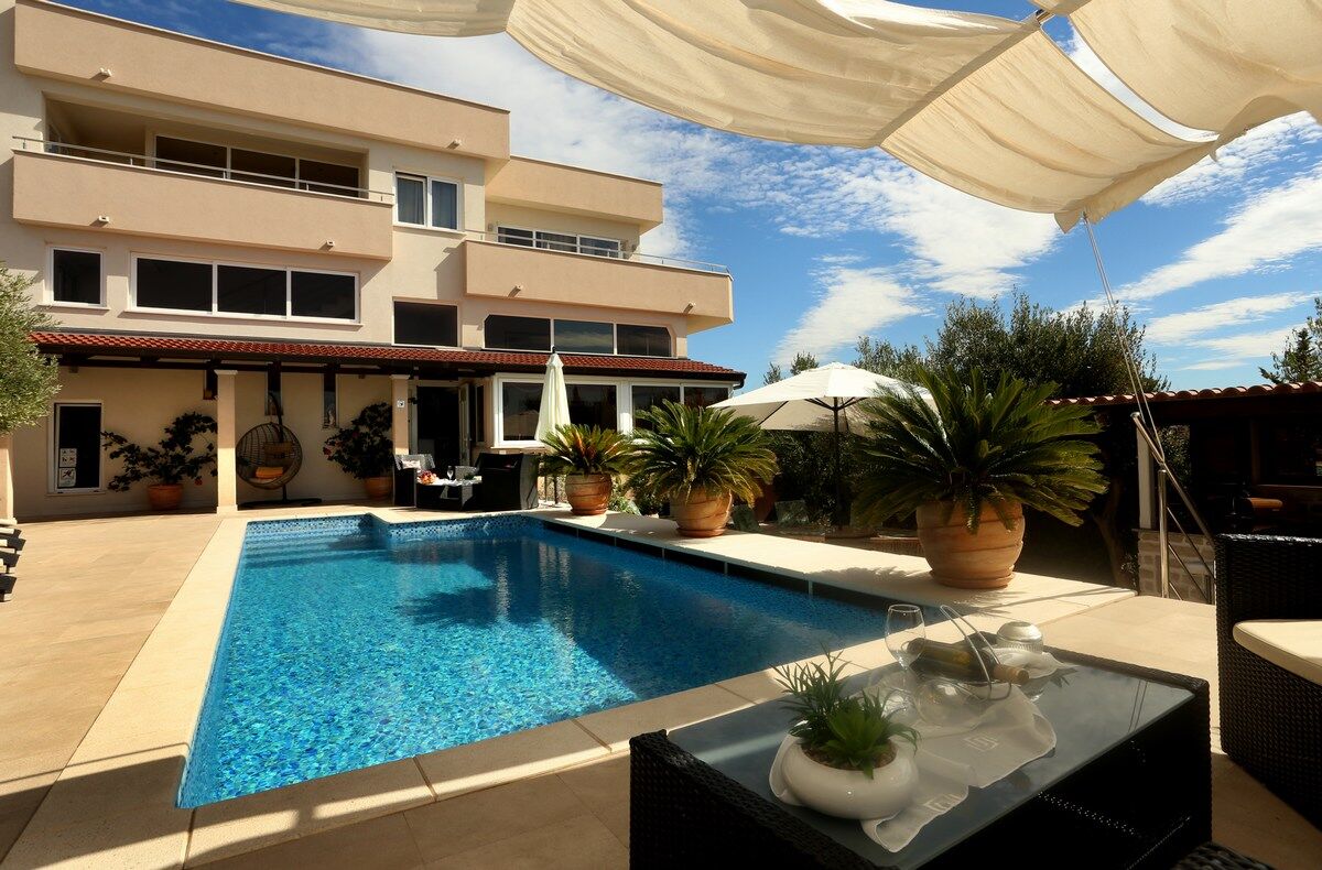 Apartments Hermes 100061-A1