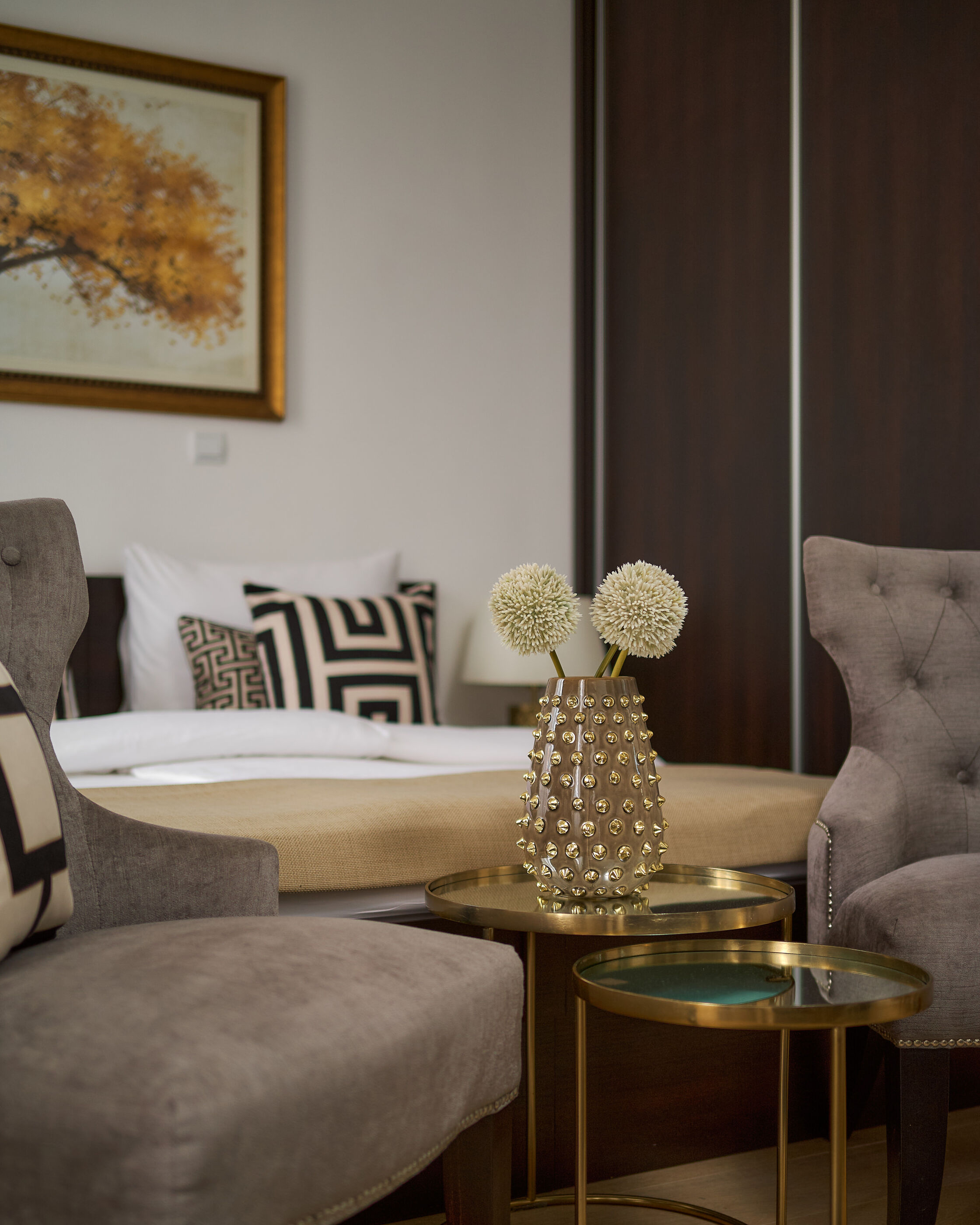 Apartments Studios 81 99411-A1