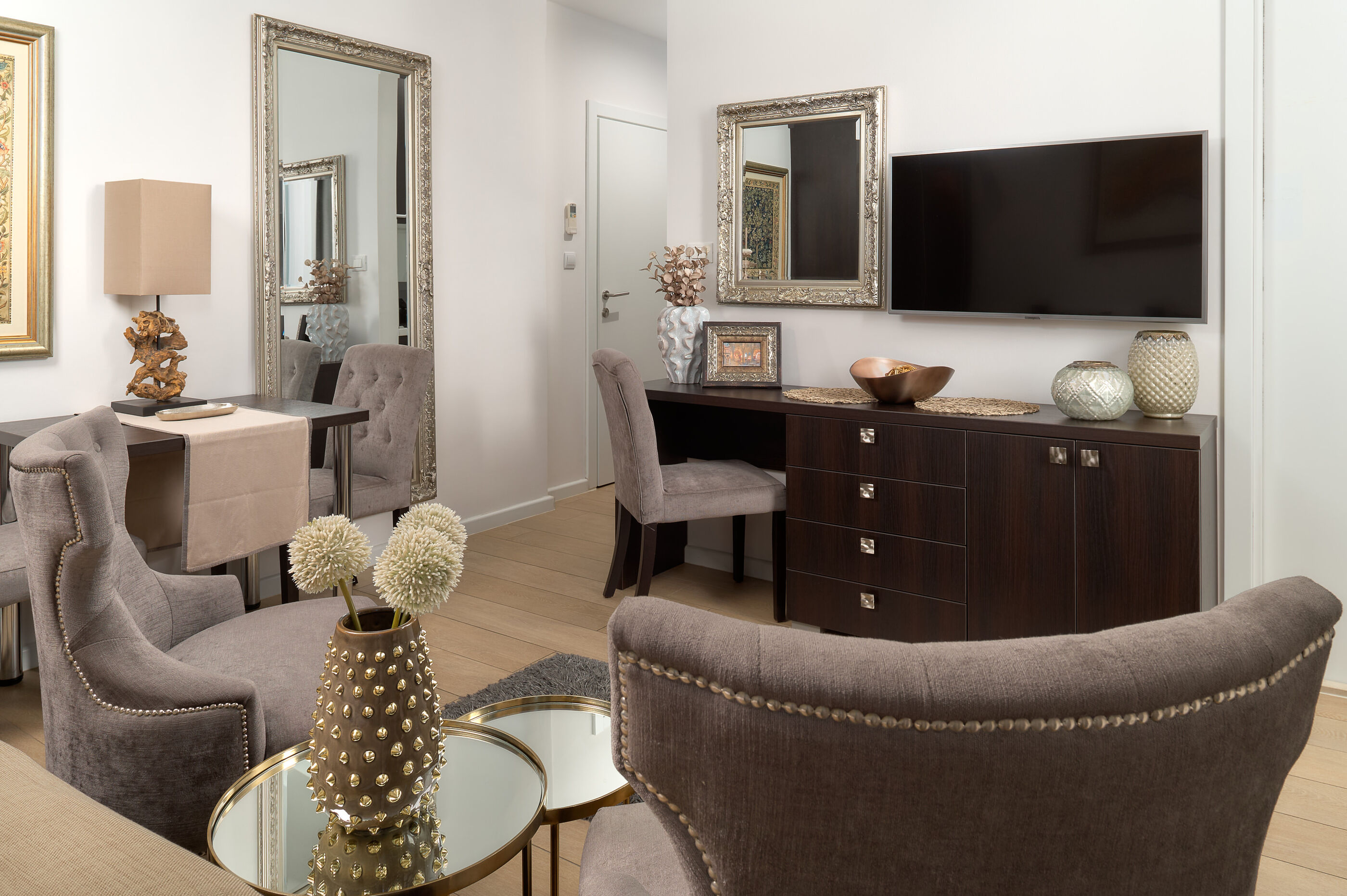 Apartments Studios 81 99411-A1