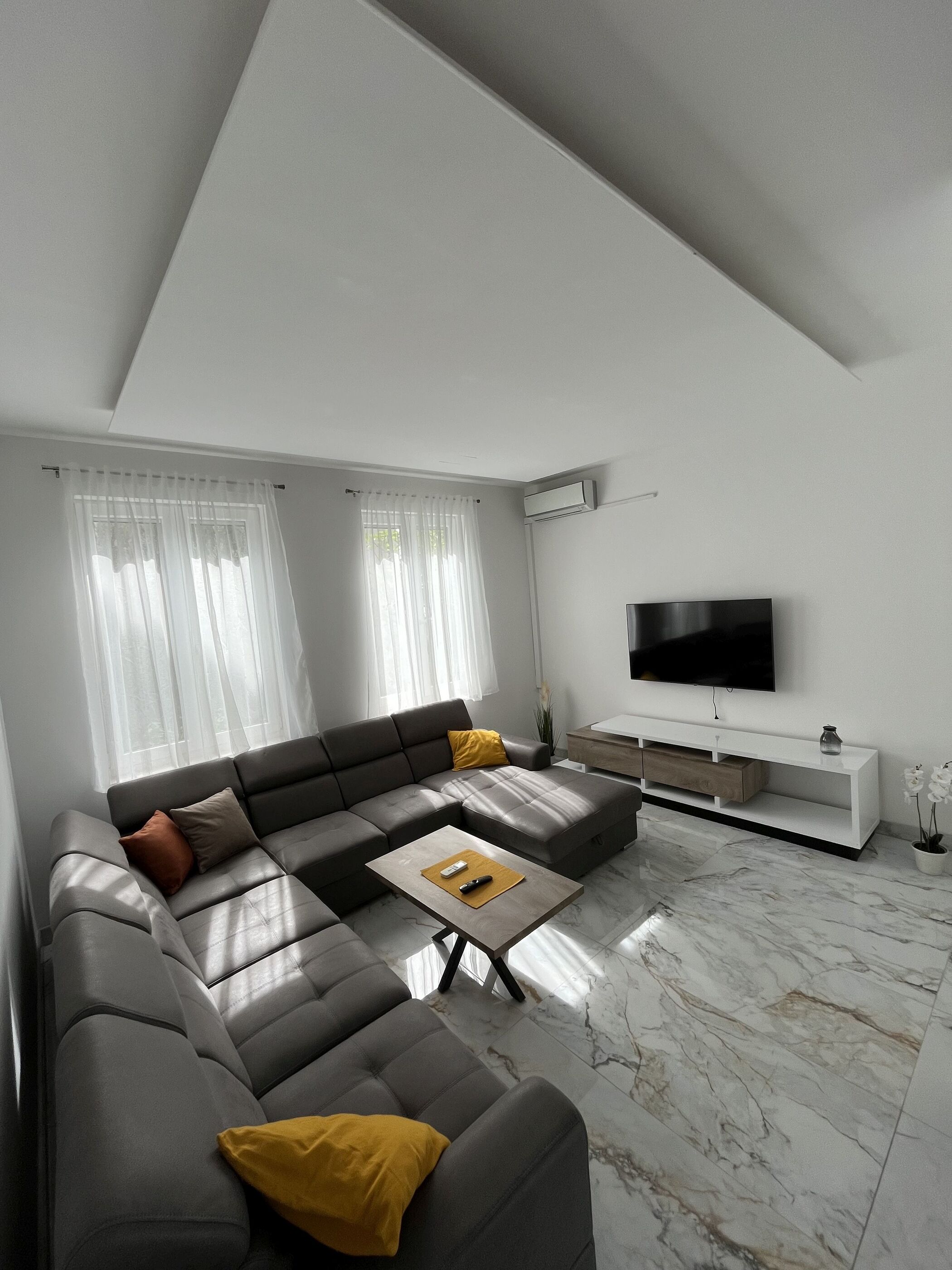 House Pine tree 100231-K1