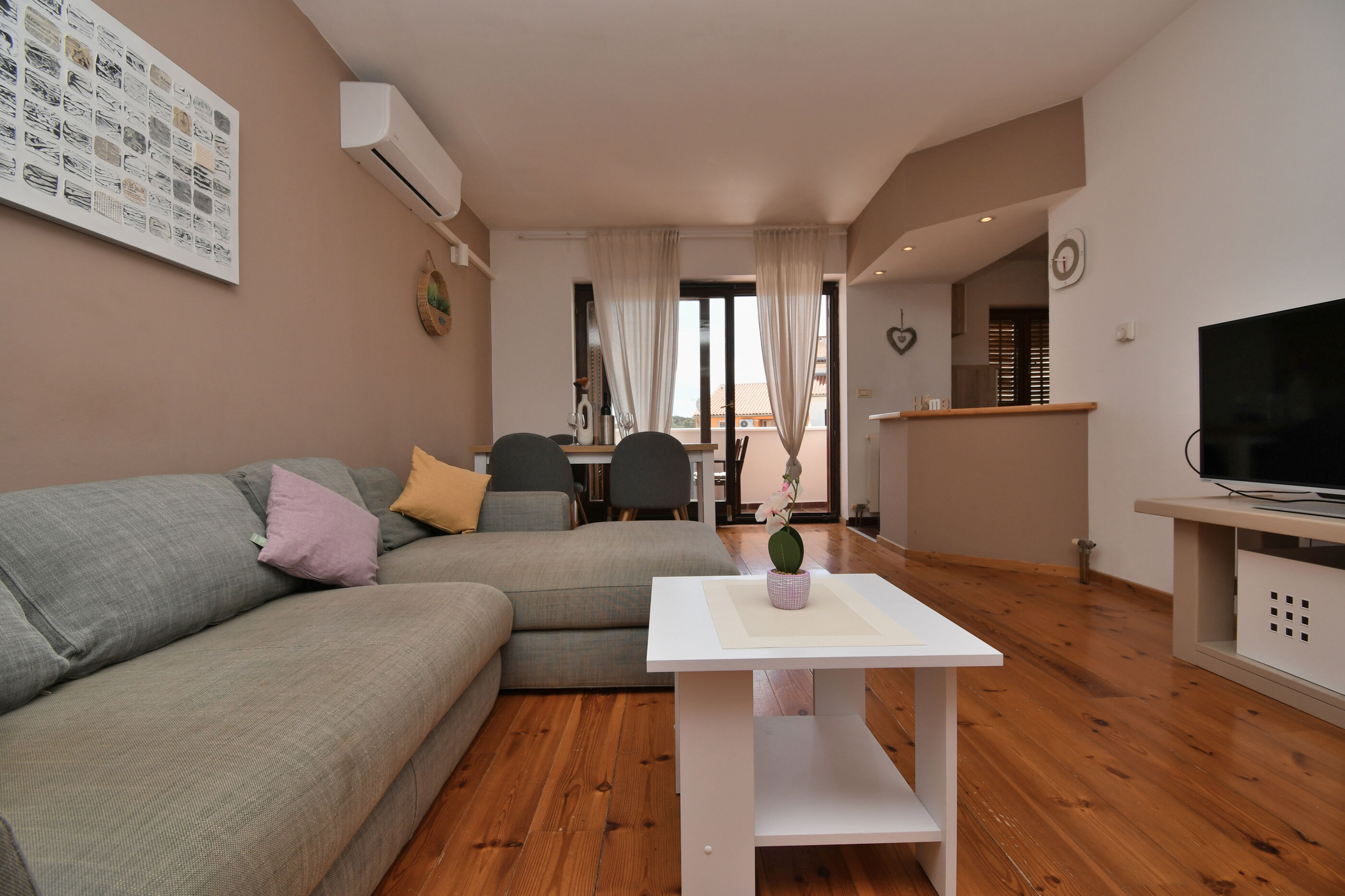 Apartment Honey Bee 100941-A1