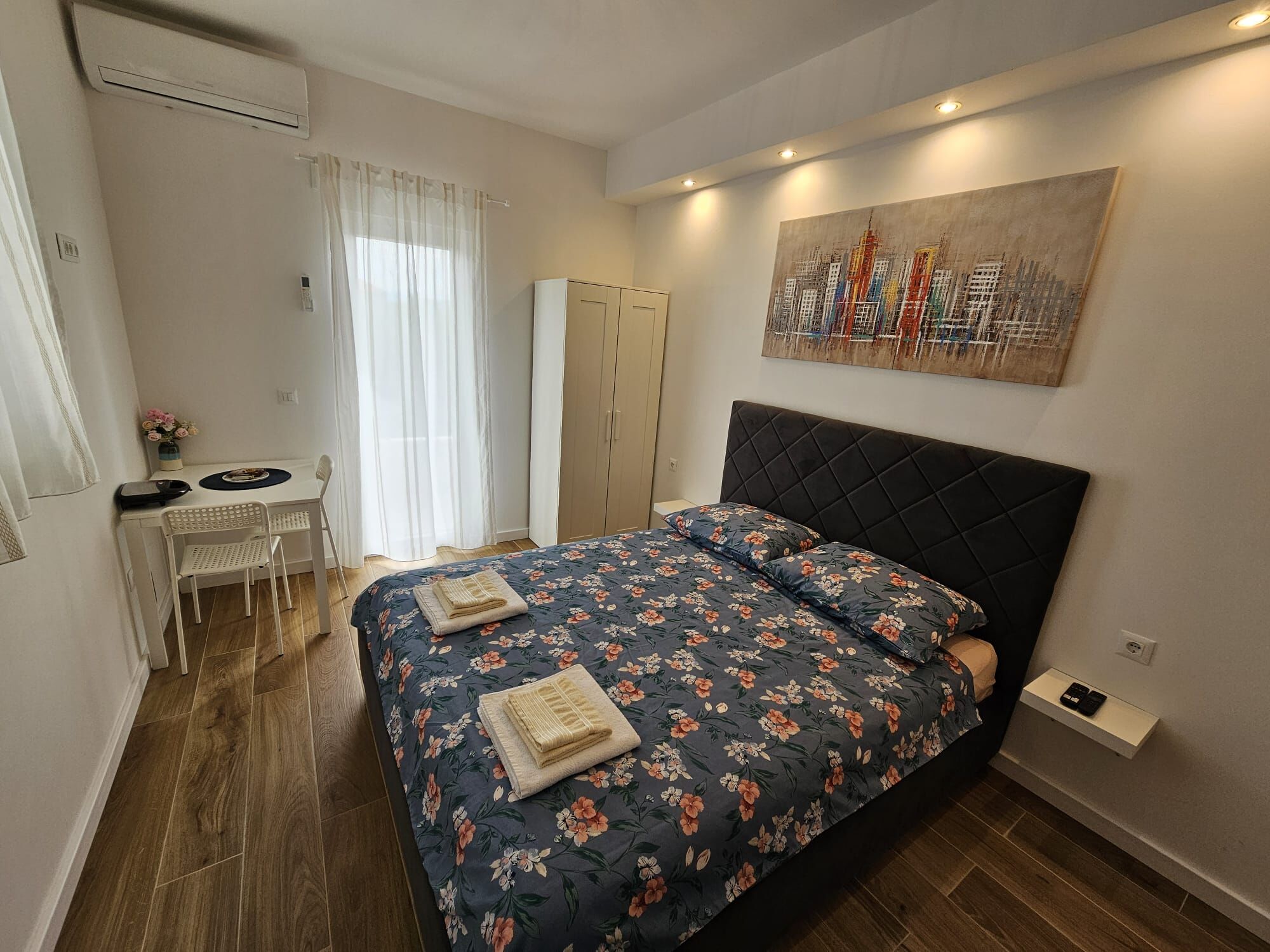 Room Ela 100221-S1