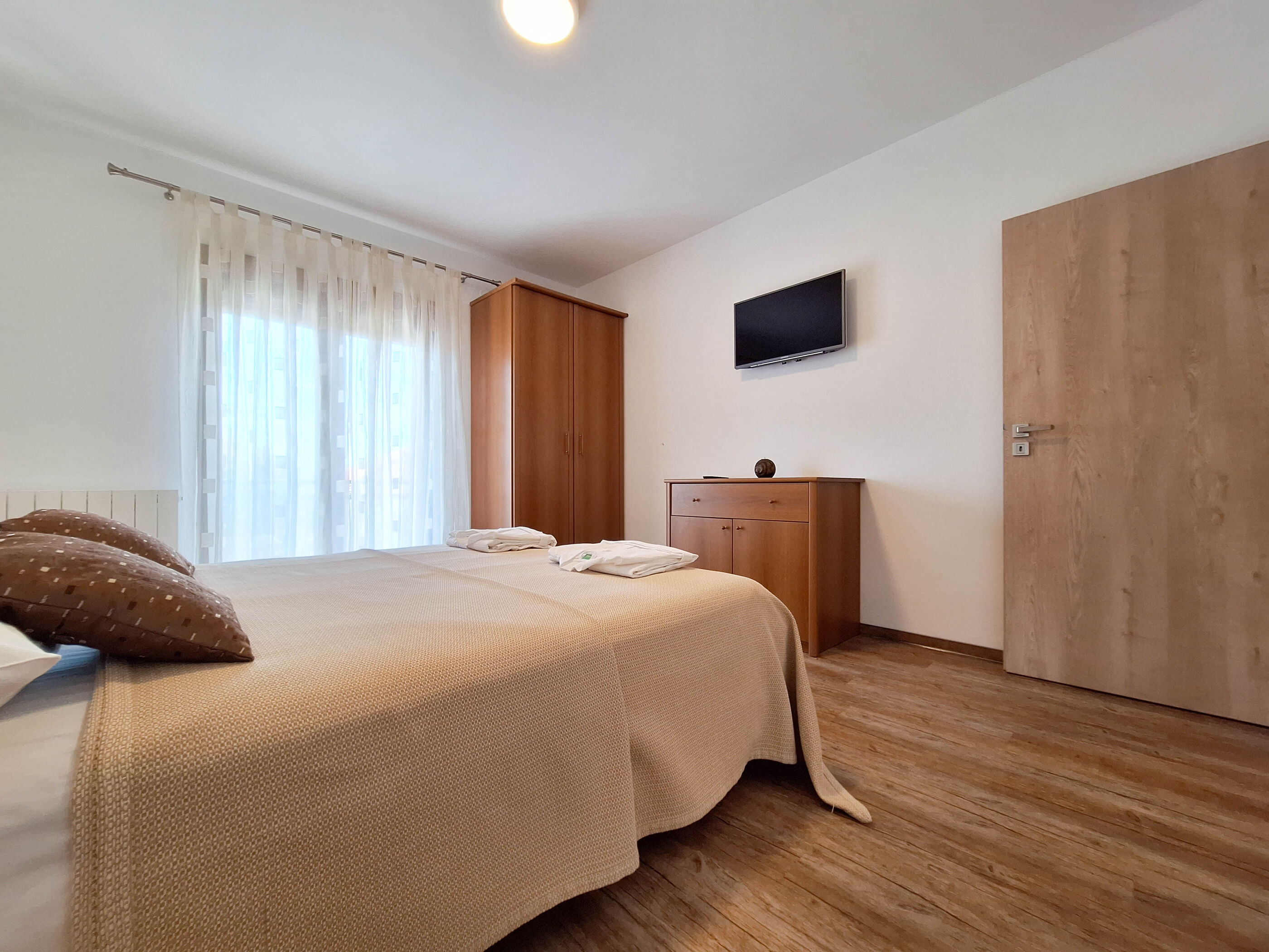Apartment and Rooms Katunar 101381-A1