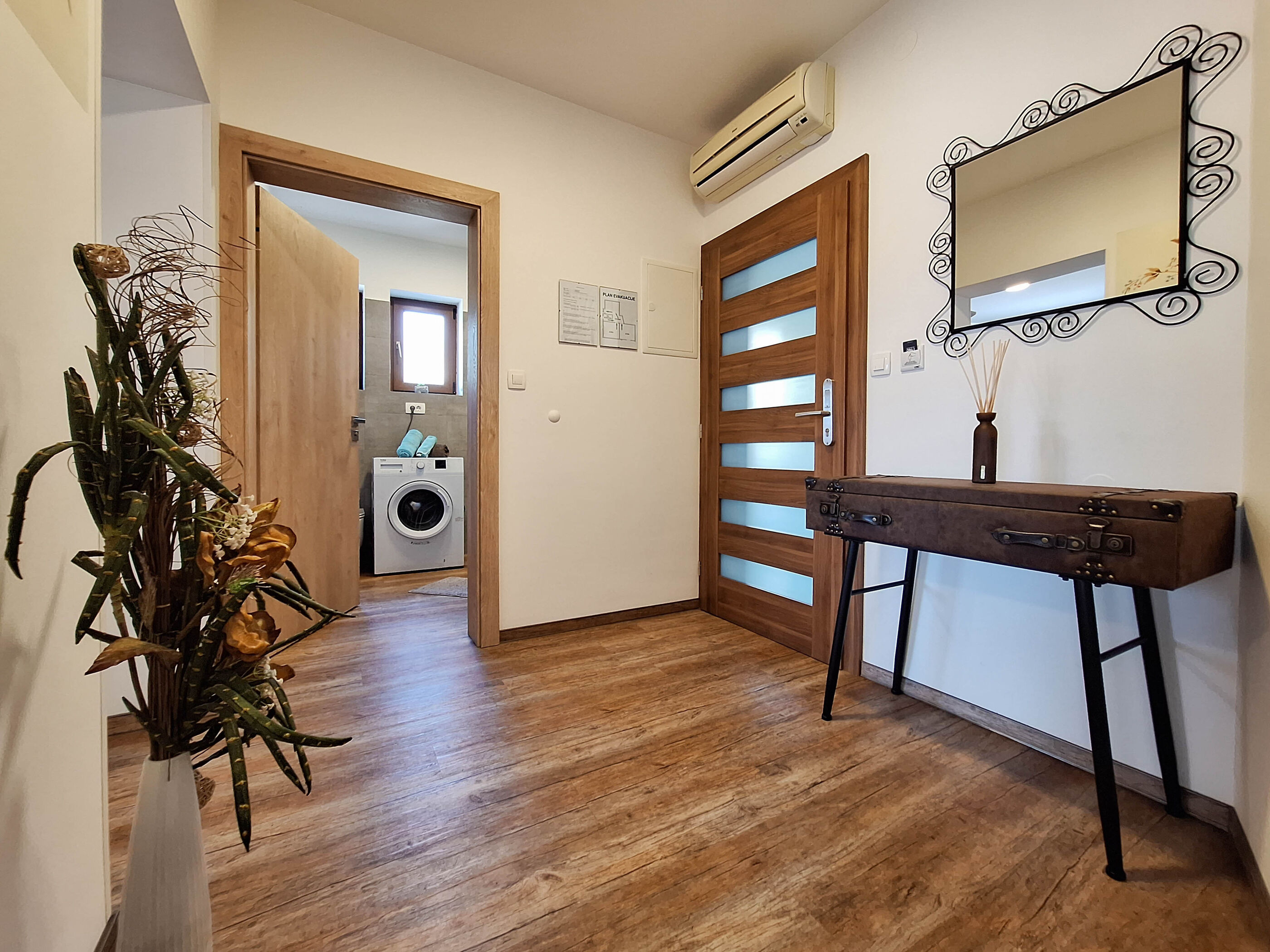 Apartment and Rooms Katunar 101381-A1