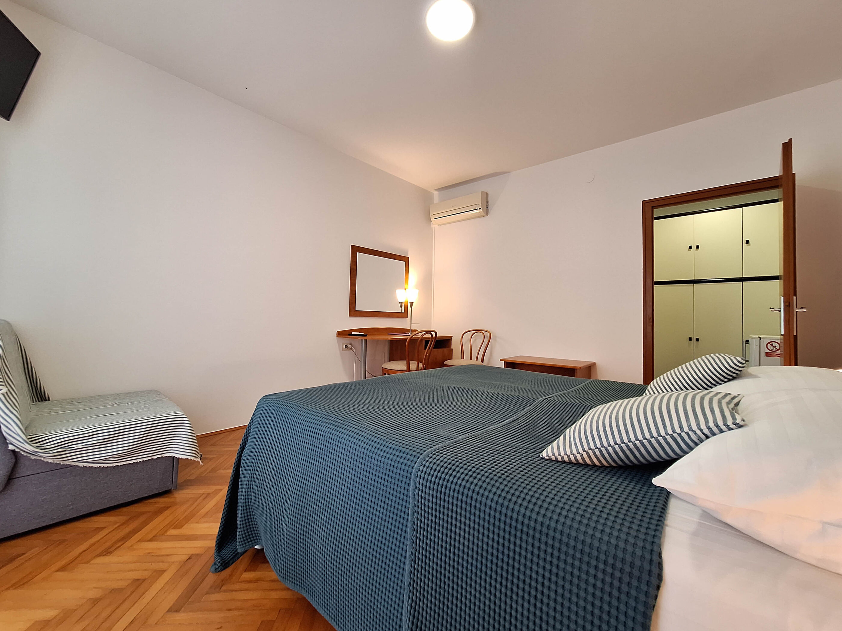 Apartment and Rooms Katunar 101381-S3