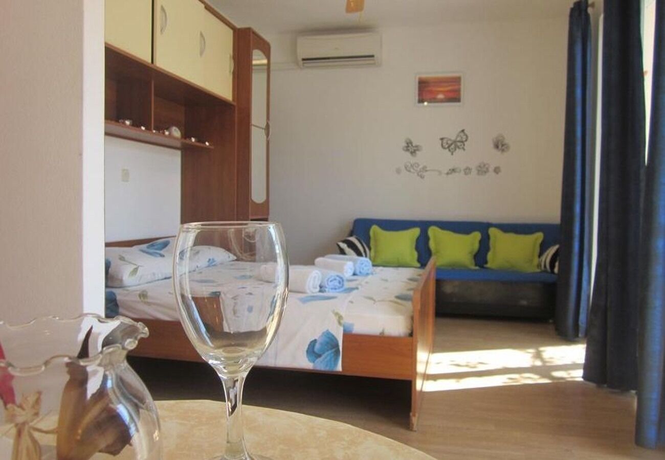 Apartments and Room Dar 102071-A1