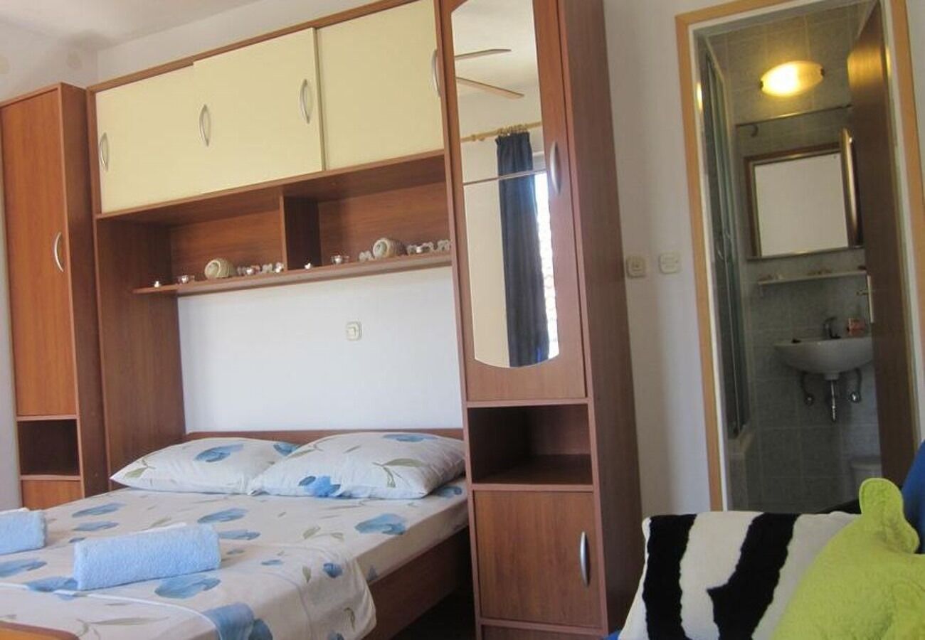 Apartments and Room Dar 102071-A1