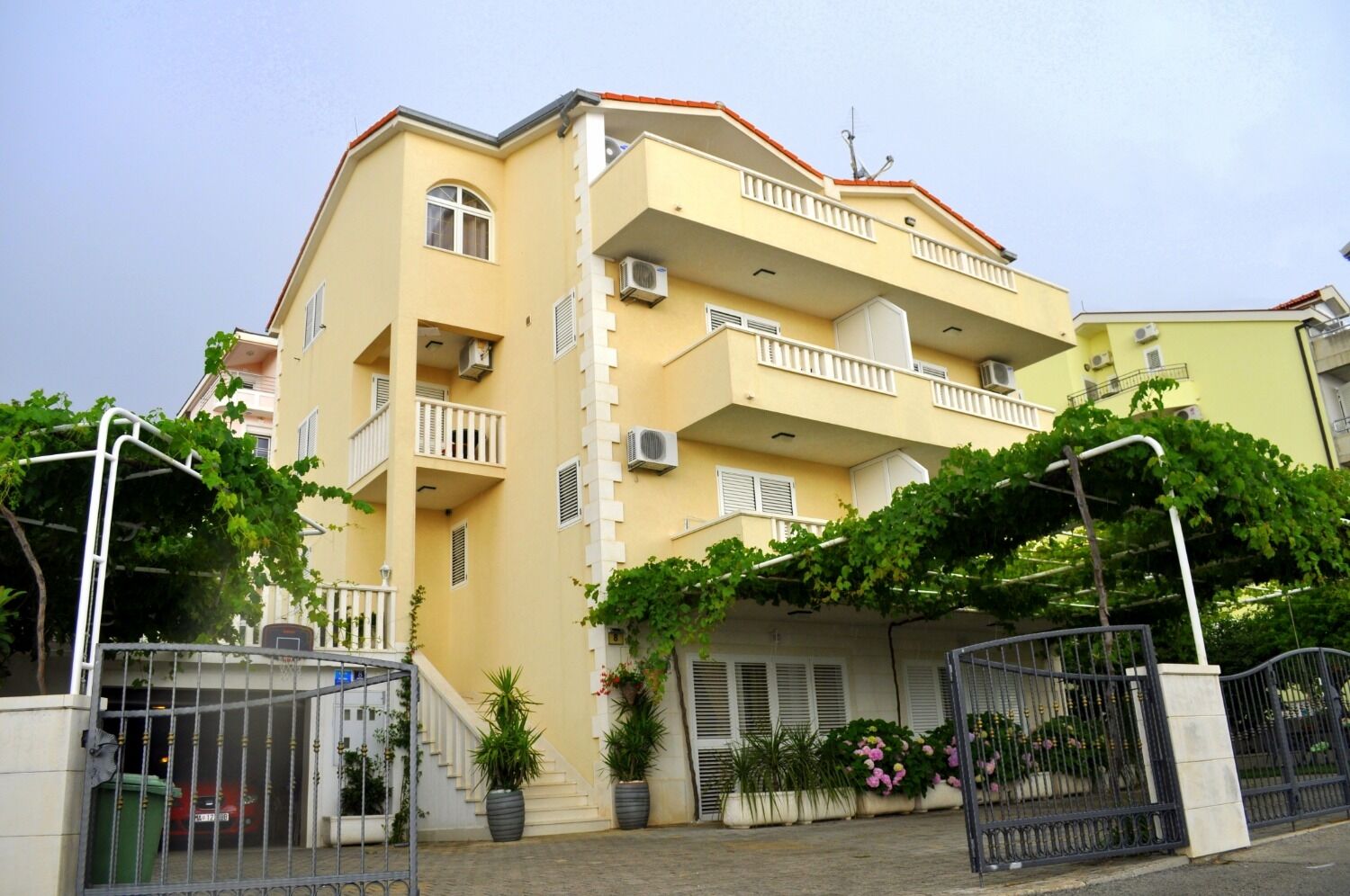 Apartments Ivi 10484-A2
