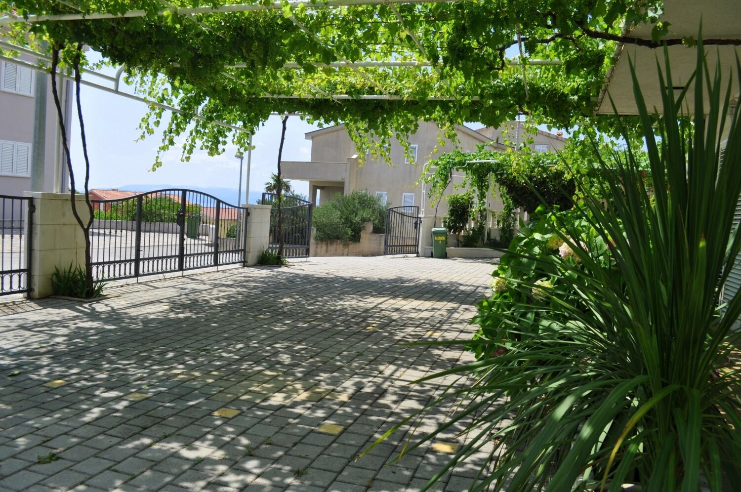 Apartments Ivi 10484-A2