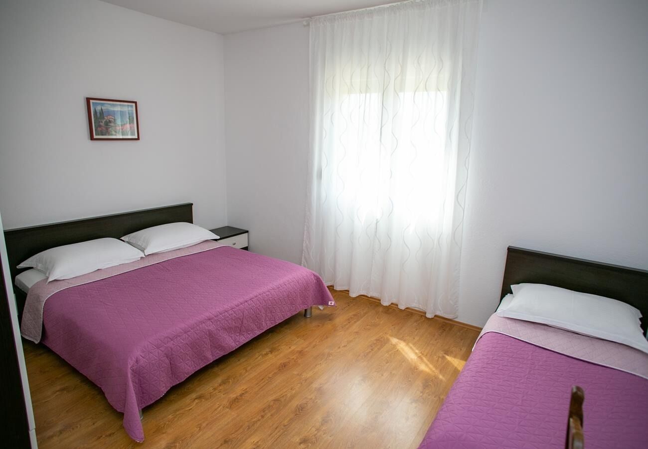 Apartments Ana 10596-A1