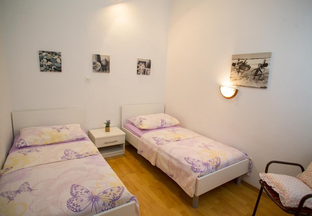 Apartments Ana 10596-A2