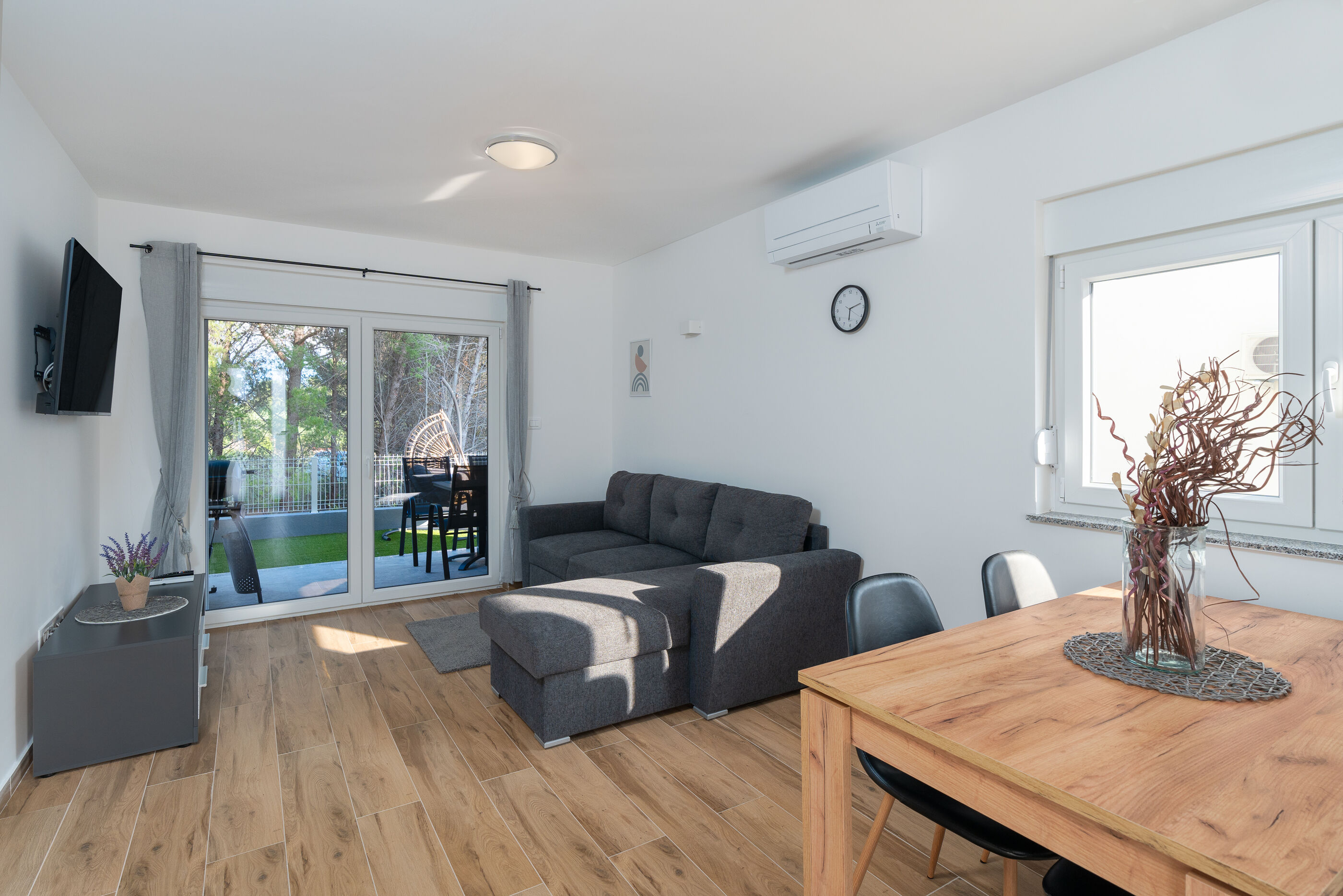 Apartments and Rooms Number One 64133-A5