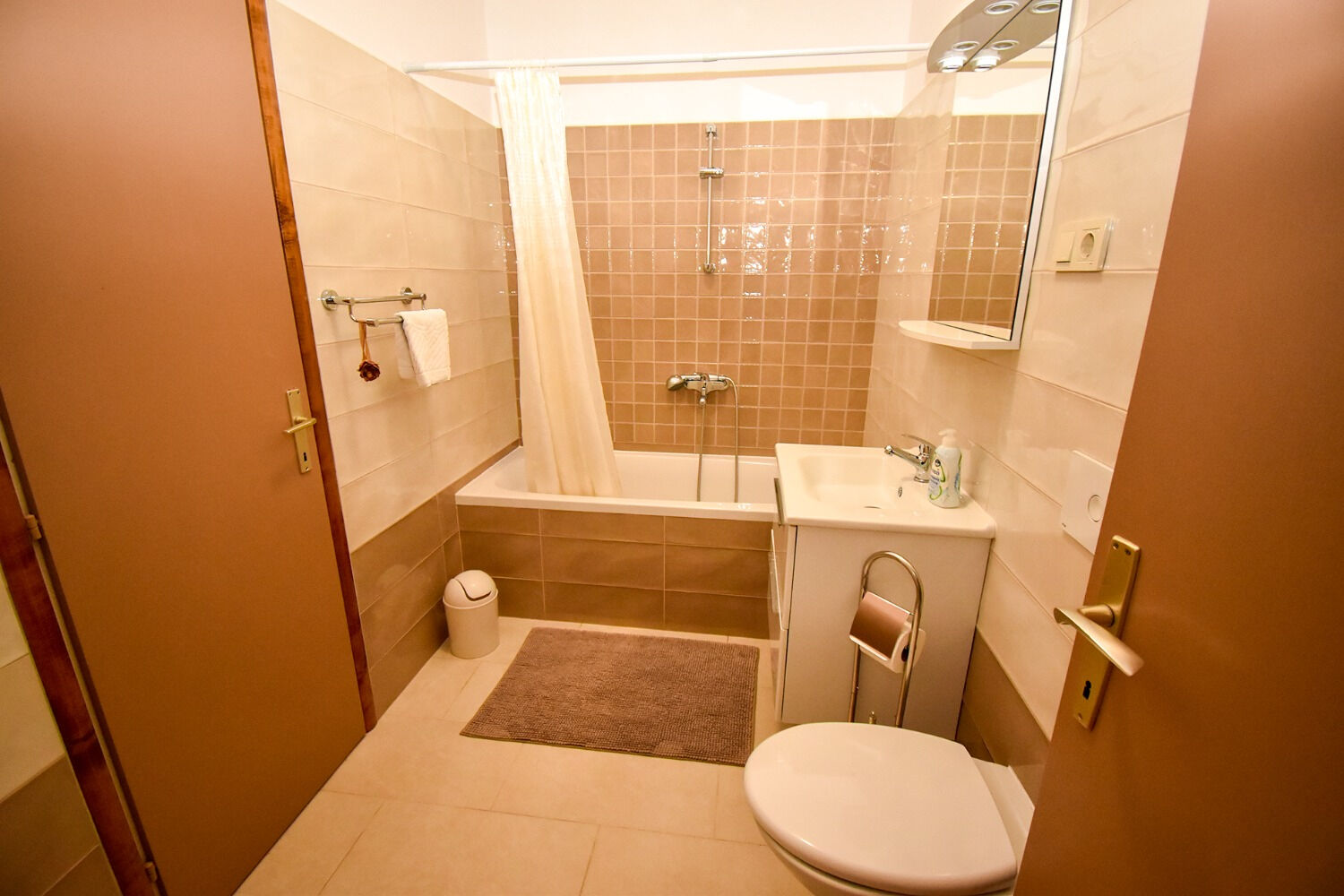 Apartments and Rooms Frane 11017-A1