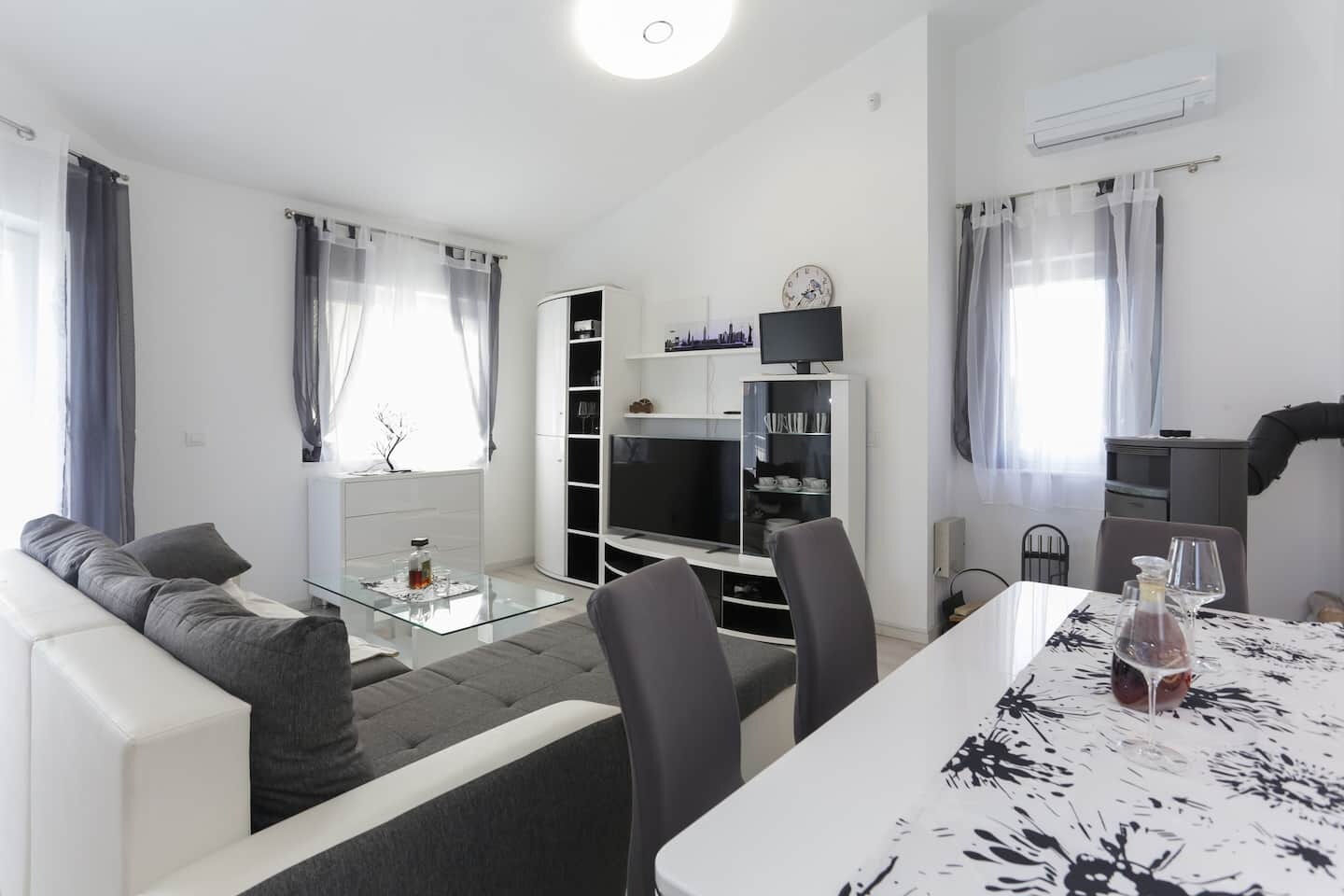 House Ivica 110551-K1