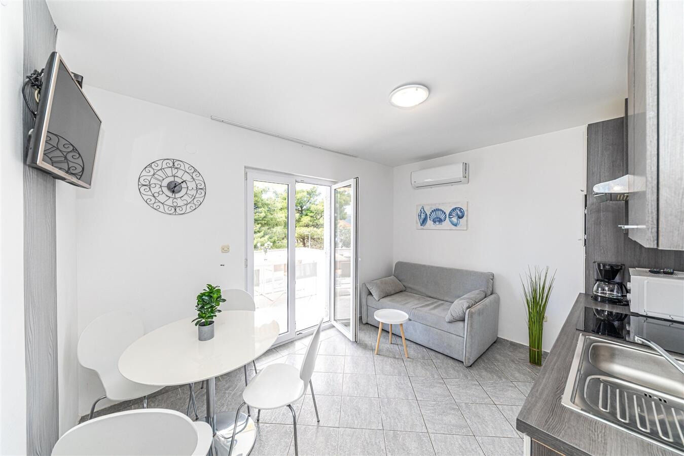 Apartments Bozo 112021-A2