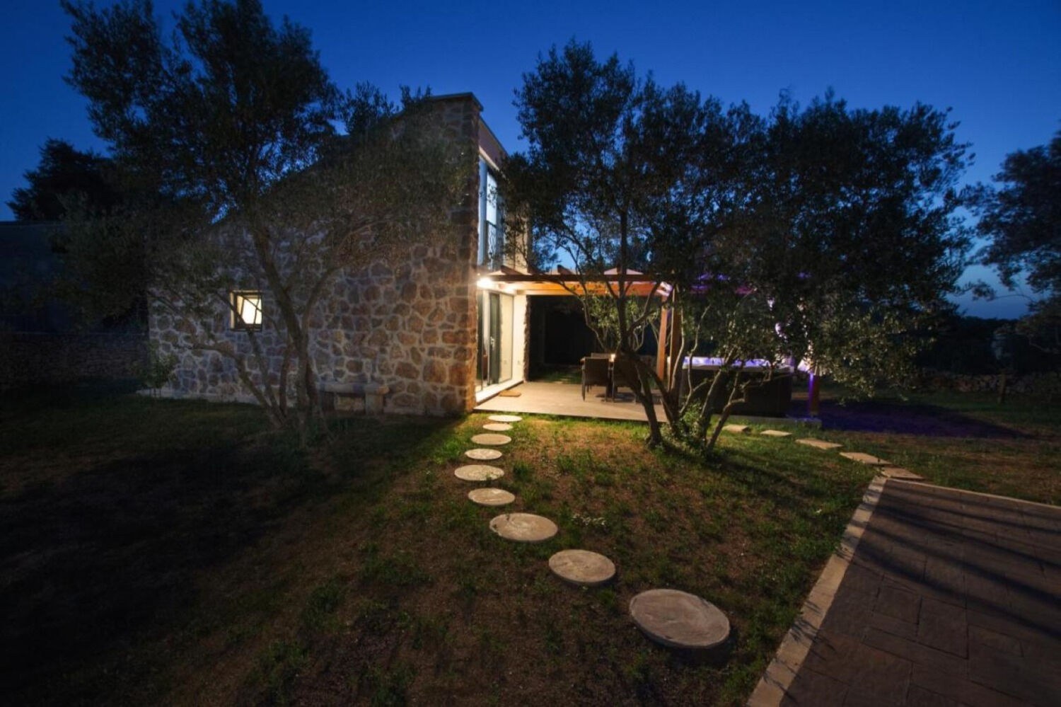House Stone house with jacuzzi 112581-K1