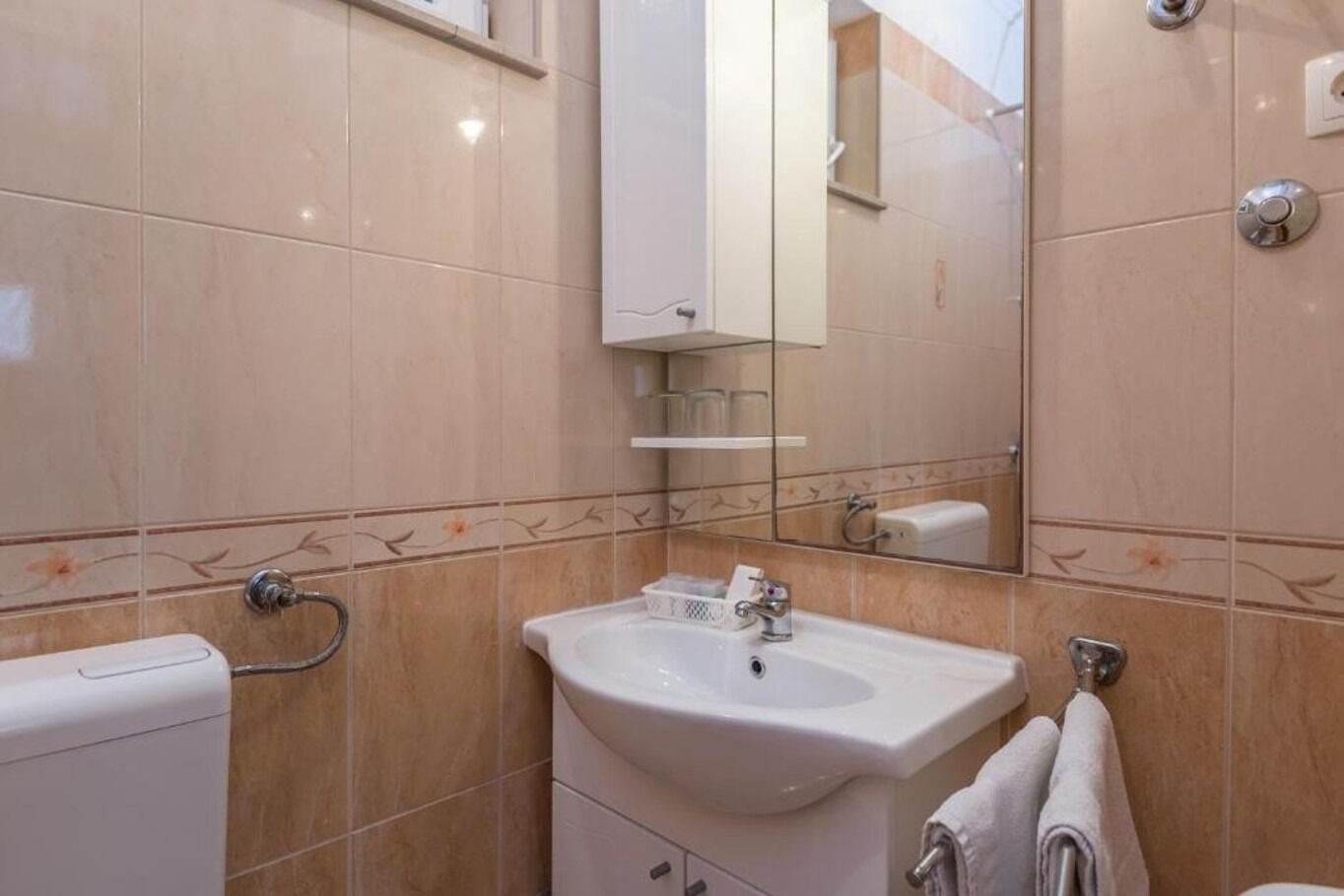 Apartments and Rooms Happiness 112801-A3