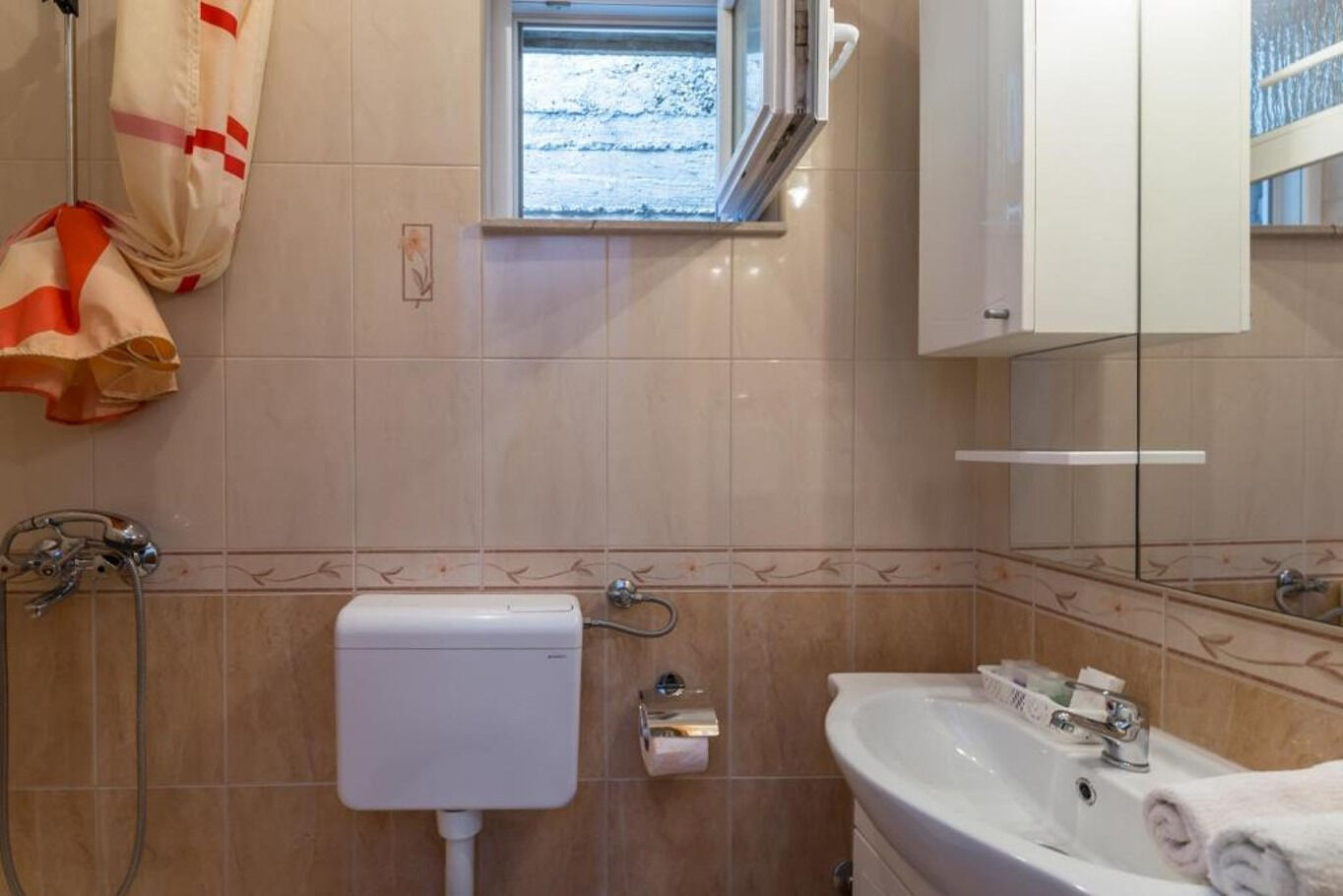 Apartments and Rooms Happiness 112801-S4