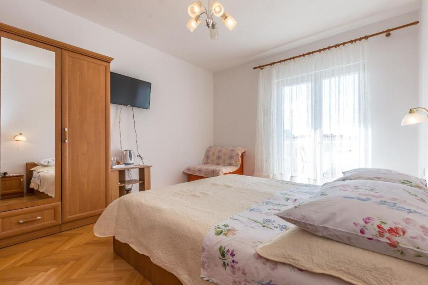 Apartments and Rooms Happiness 112801-S5