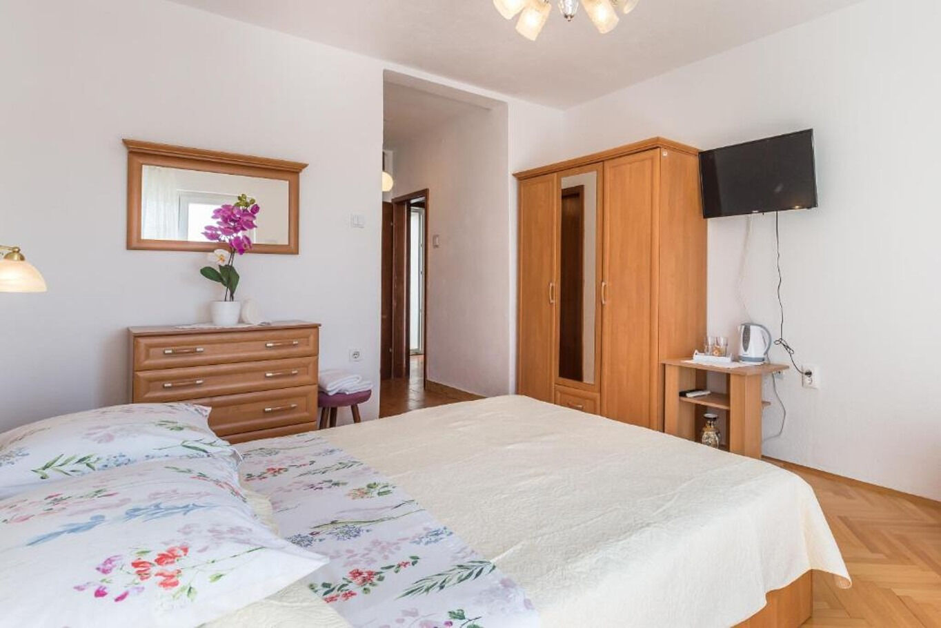 Apartments and Rooms Happiness 112801-S5