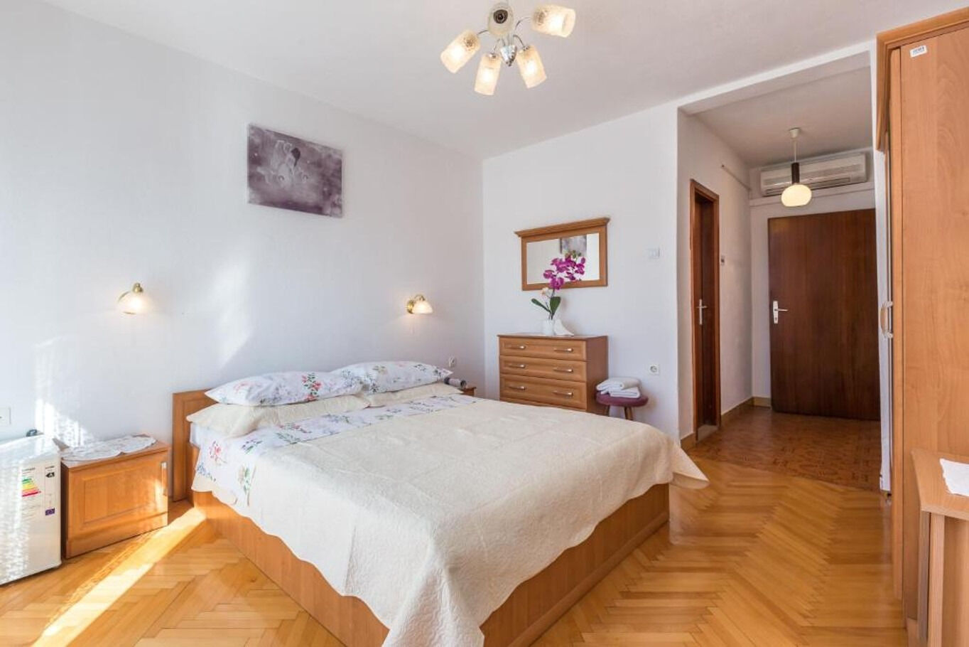 Apartments and Rooms Happiness 112801-S5