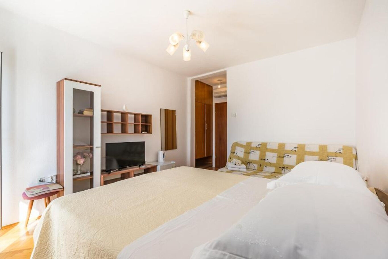 Apartments and Rooms Happiness 112801-S7