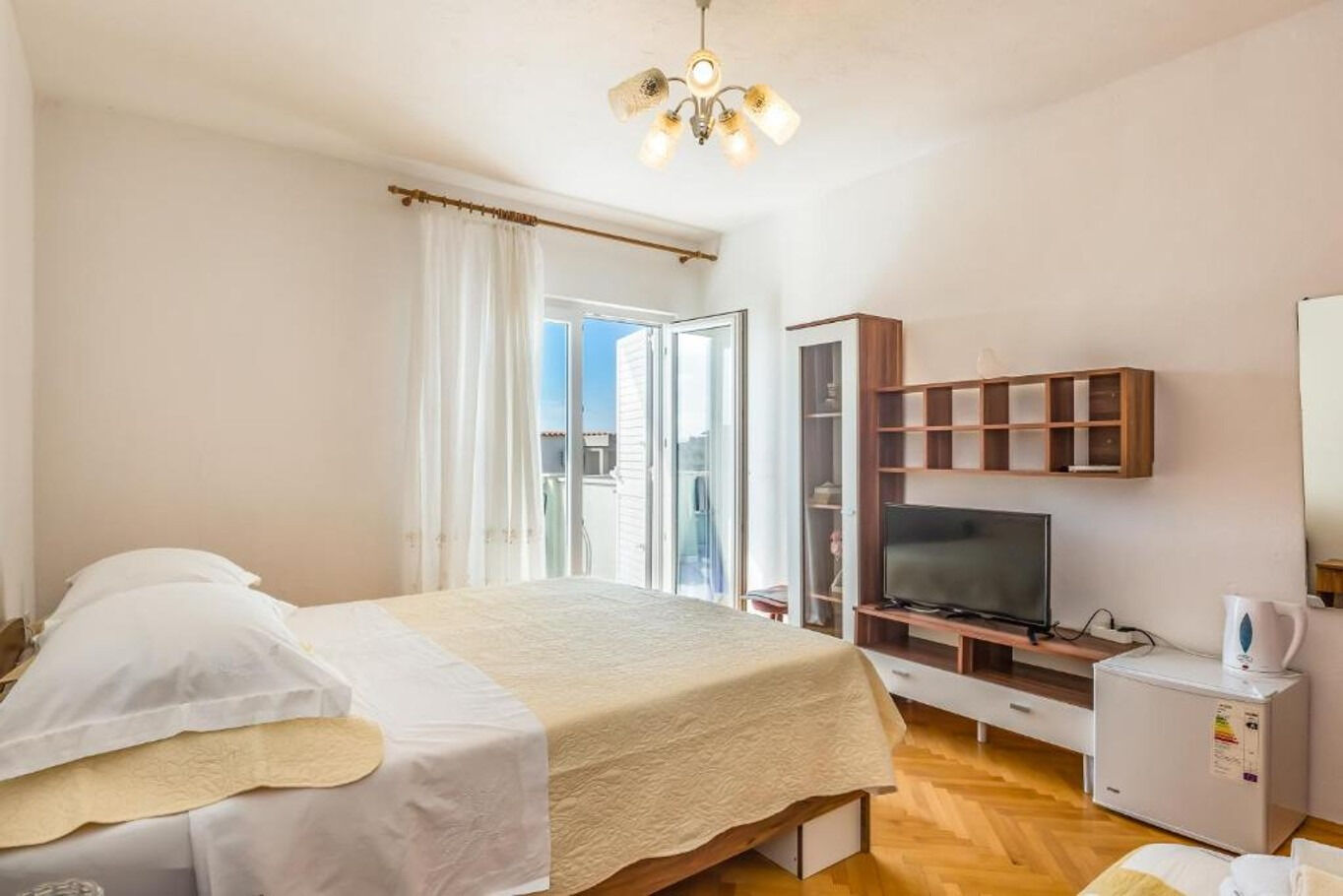 Apartments and Rooms Happiness 112801-S7